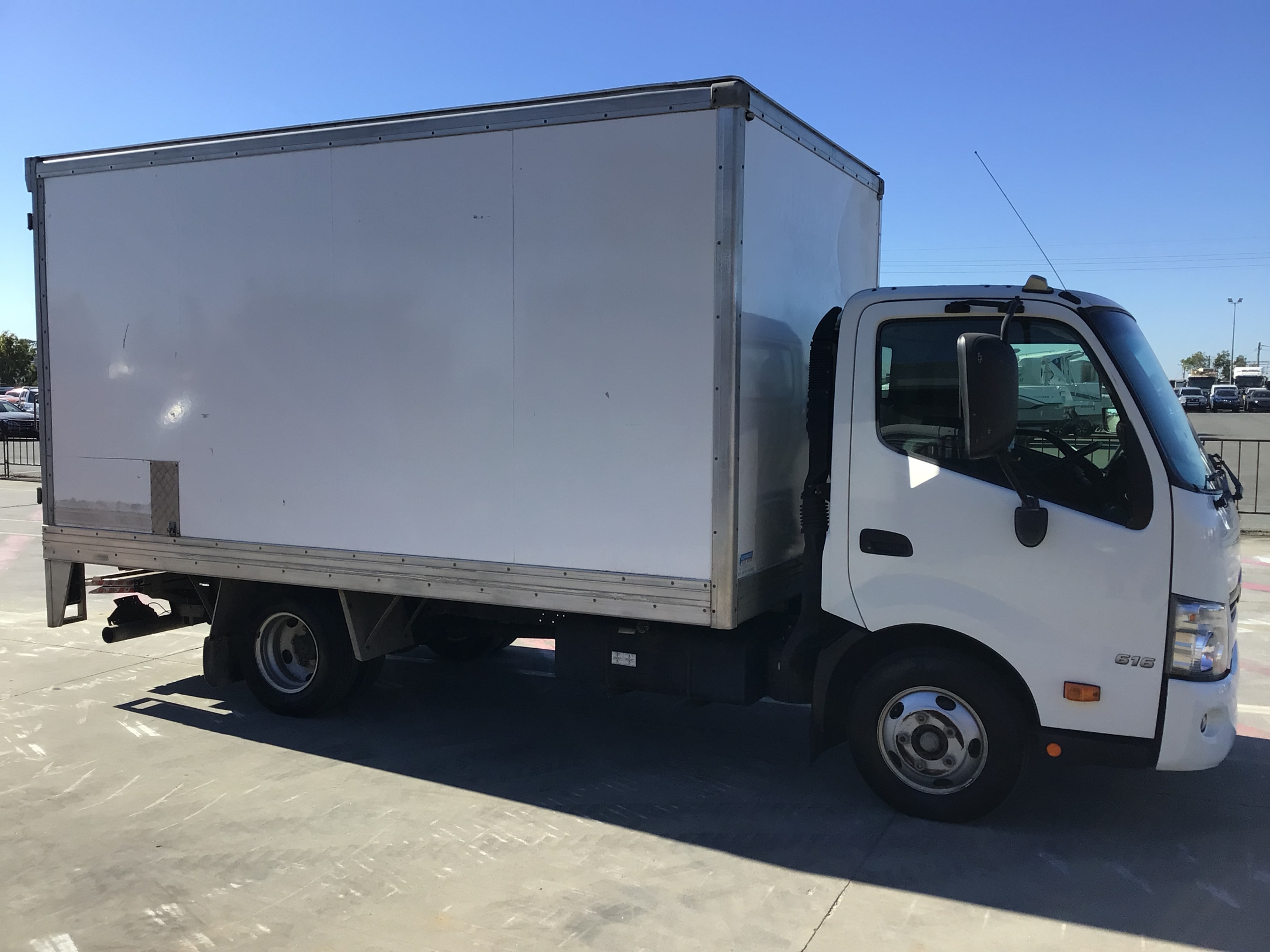 17 · 2018 Hino 300 Series 4x2 Pantech