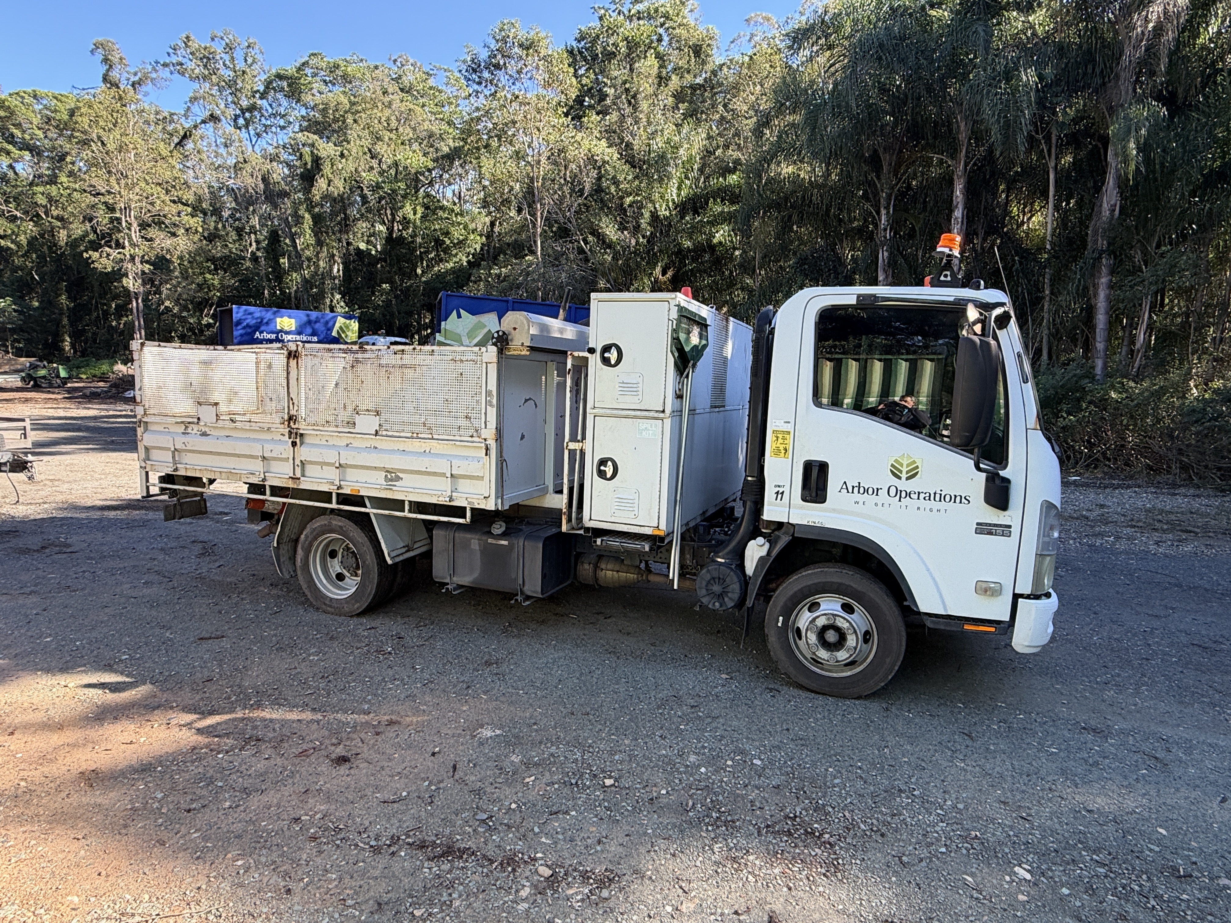 16 · 2009 Isuzu NPR 400 Medium 4x2 Tipper