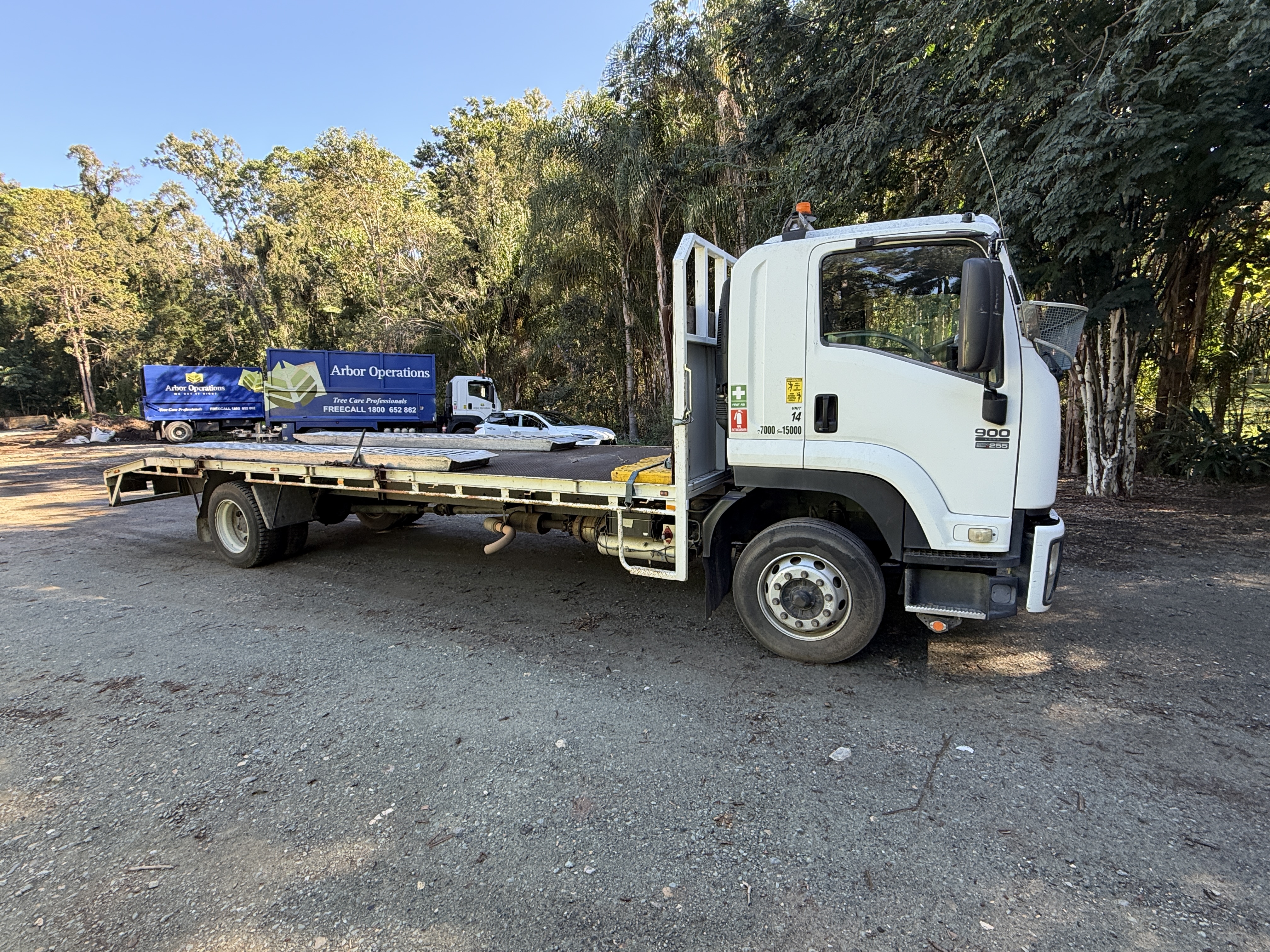 15 · 2011 Isuzu FTR 900 Long   4x2 Beavertail