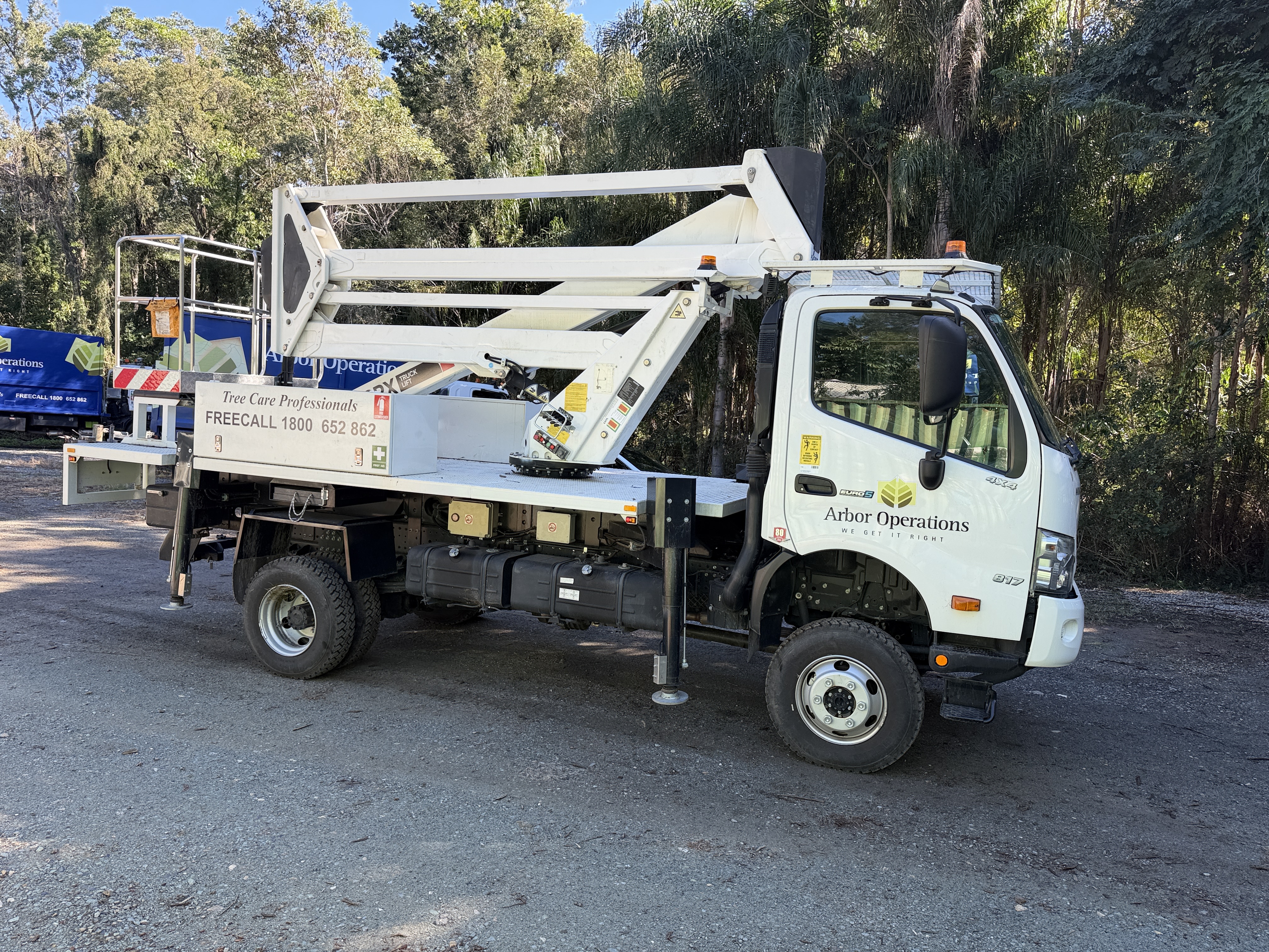 10 · 2022 Hino 817 4x4 EWP Truck