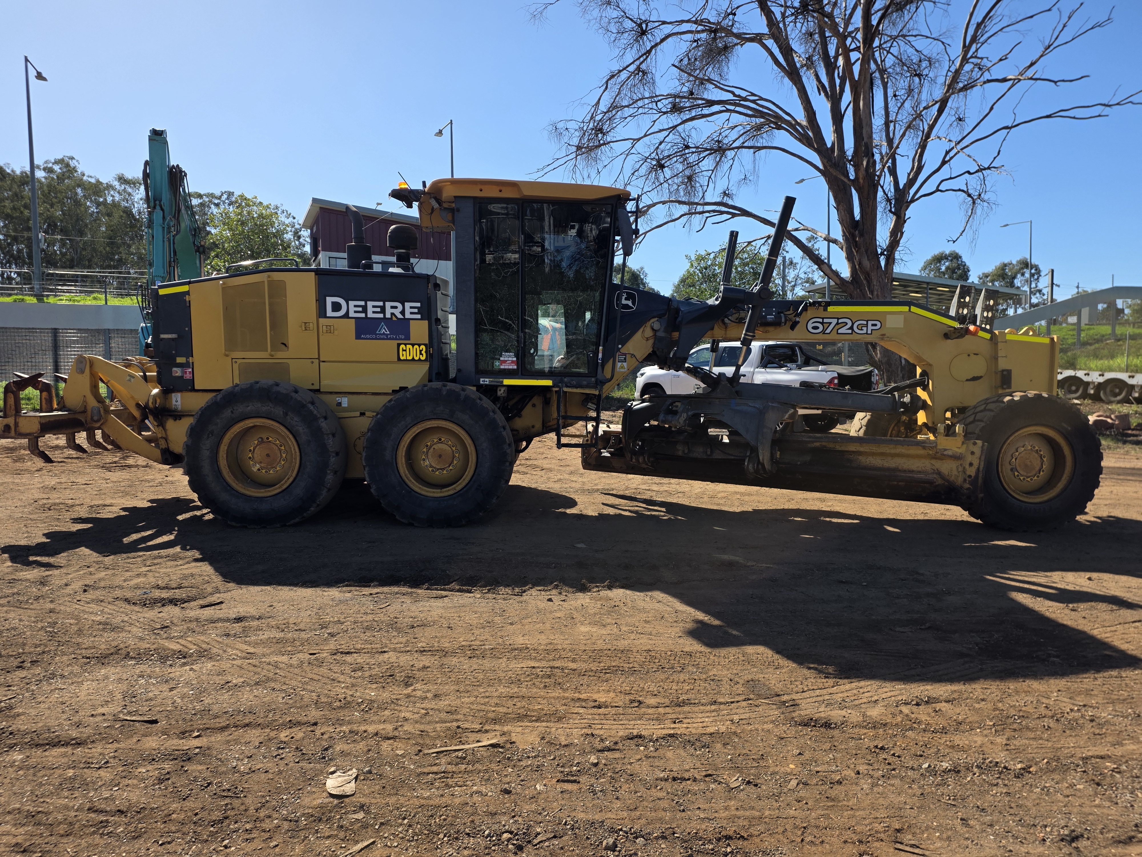 2 · John Deere 672GP Grader