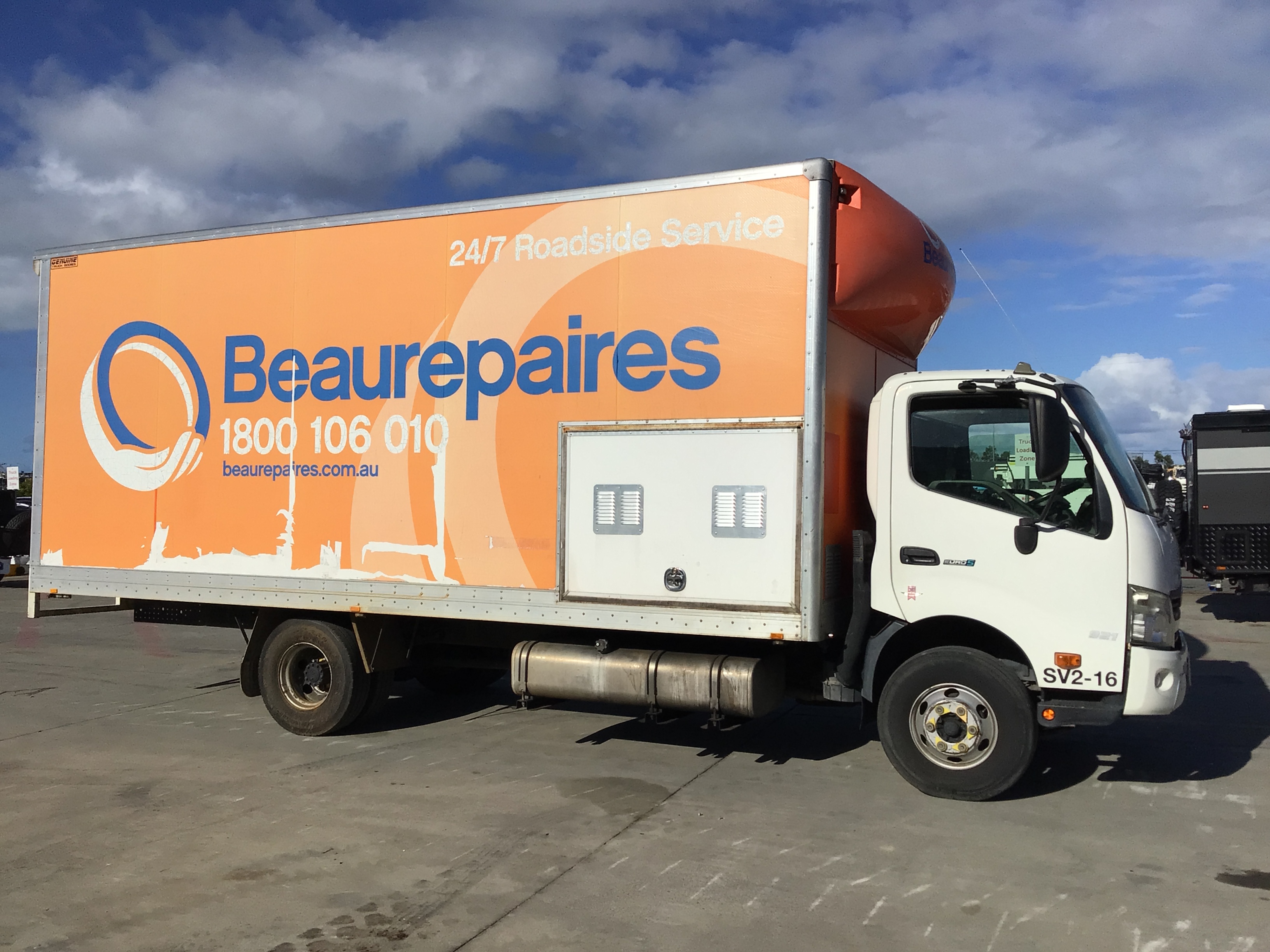 18 · 2015 Hino 300   4x2 Pantech