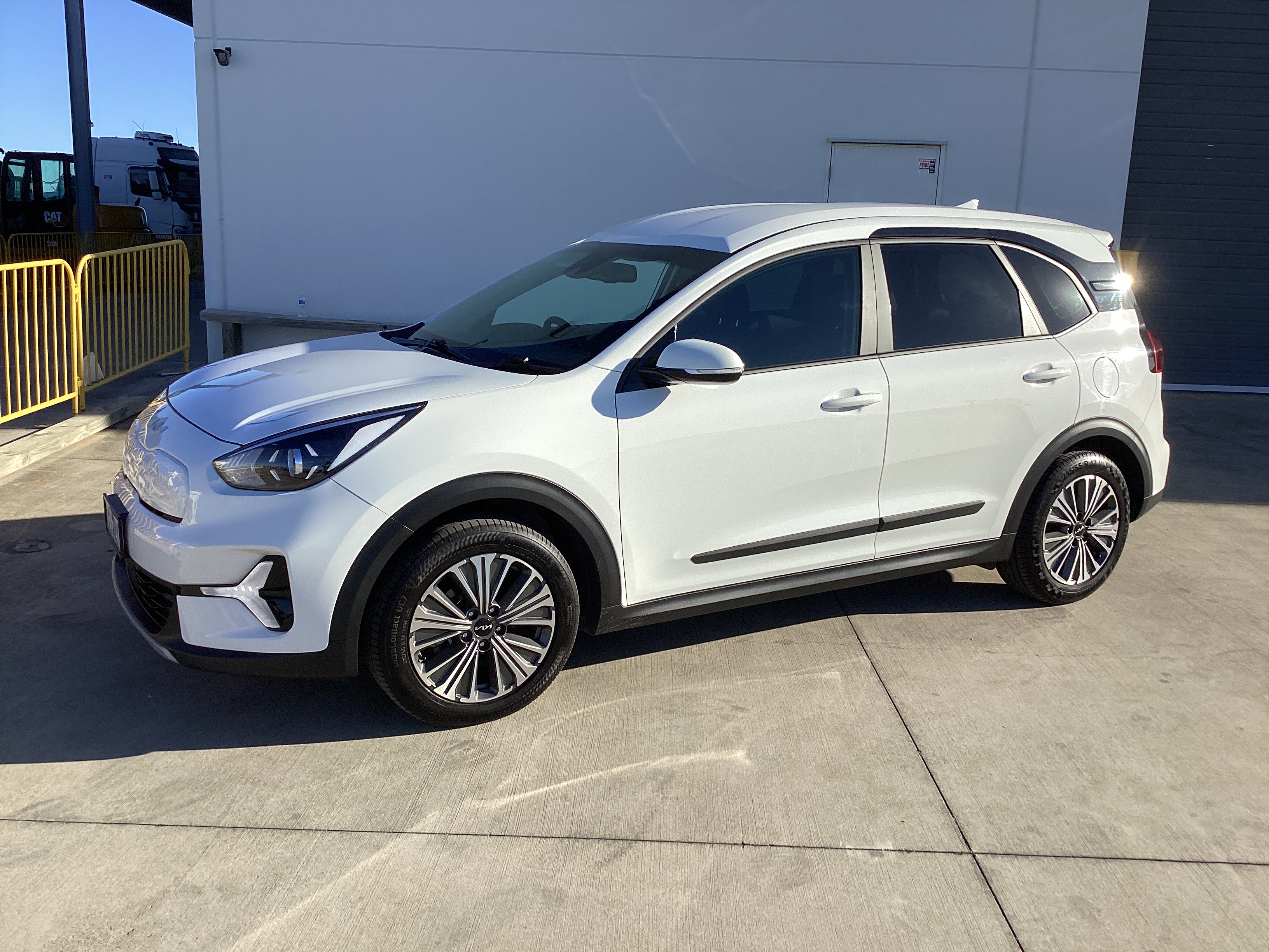 6 · 2023 Kia Niro Plus  Hybrid-Petrol (Auto) (Ex Lease)