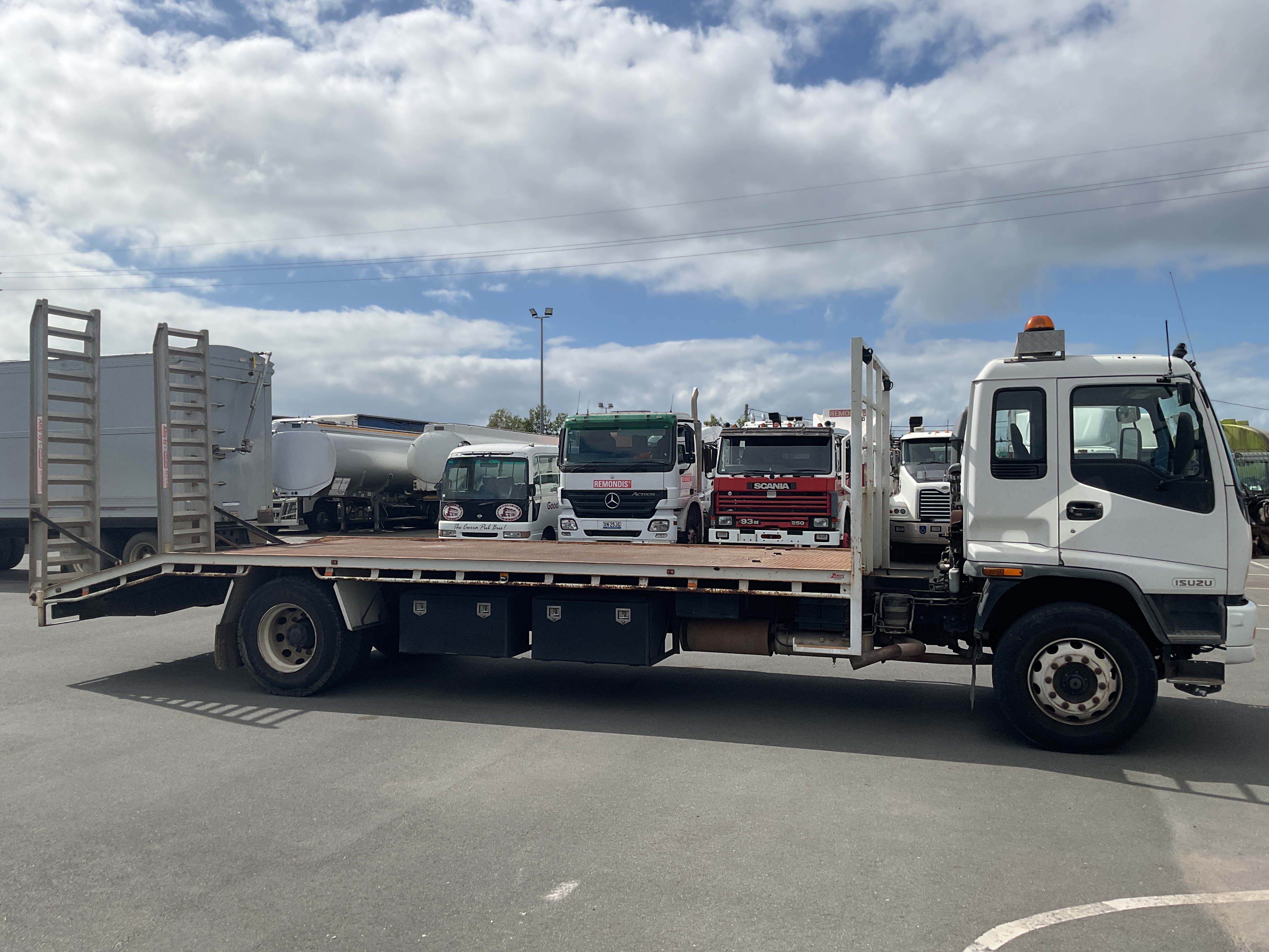 14 · 2006 Isuzu FVR900T 4x2 Tray Truck