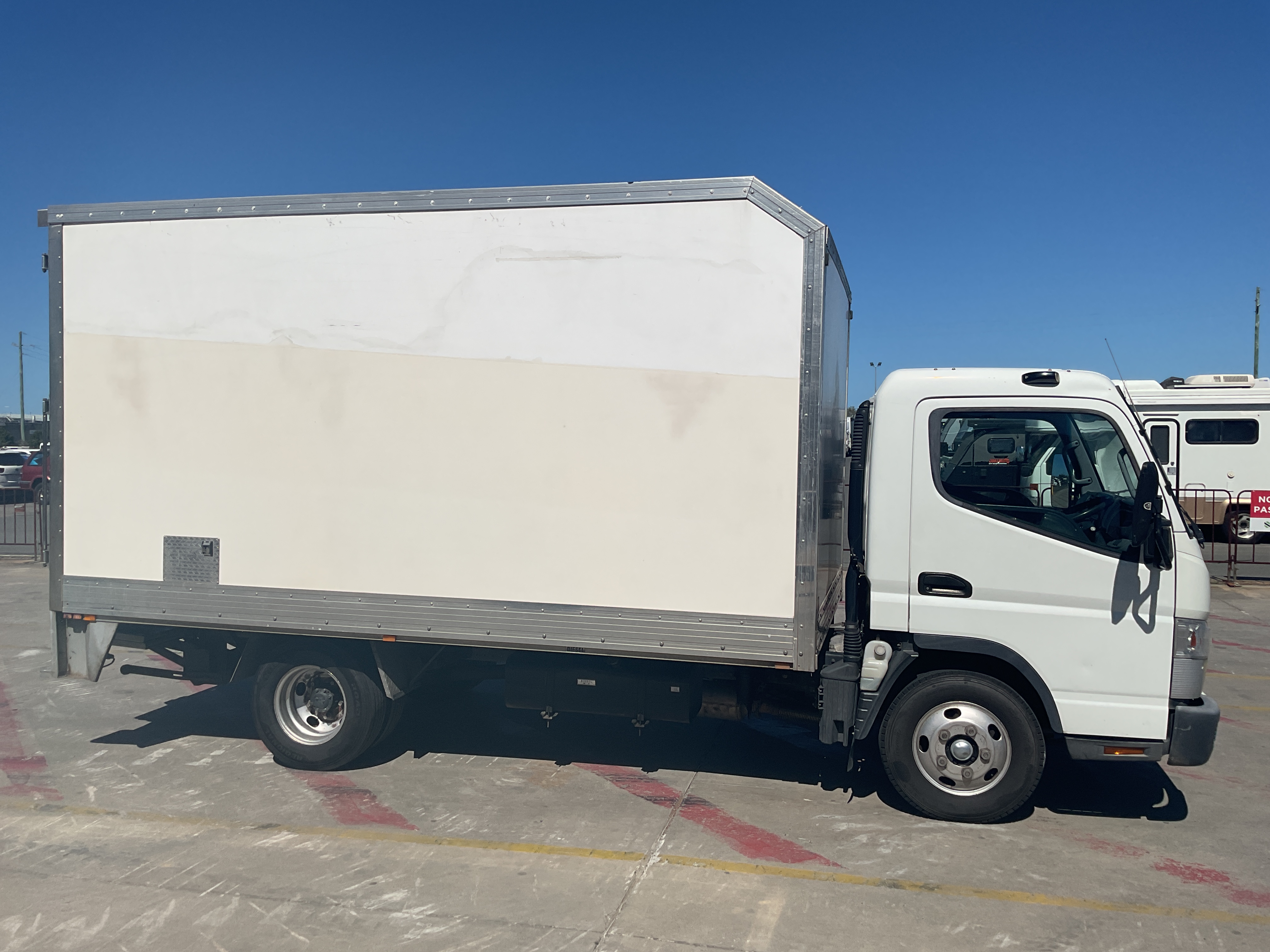 5 · 2014 Mitsubishi Canter Fuso 7/800 4x2 Pantech