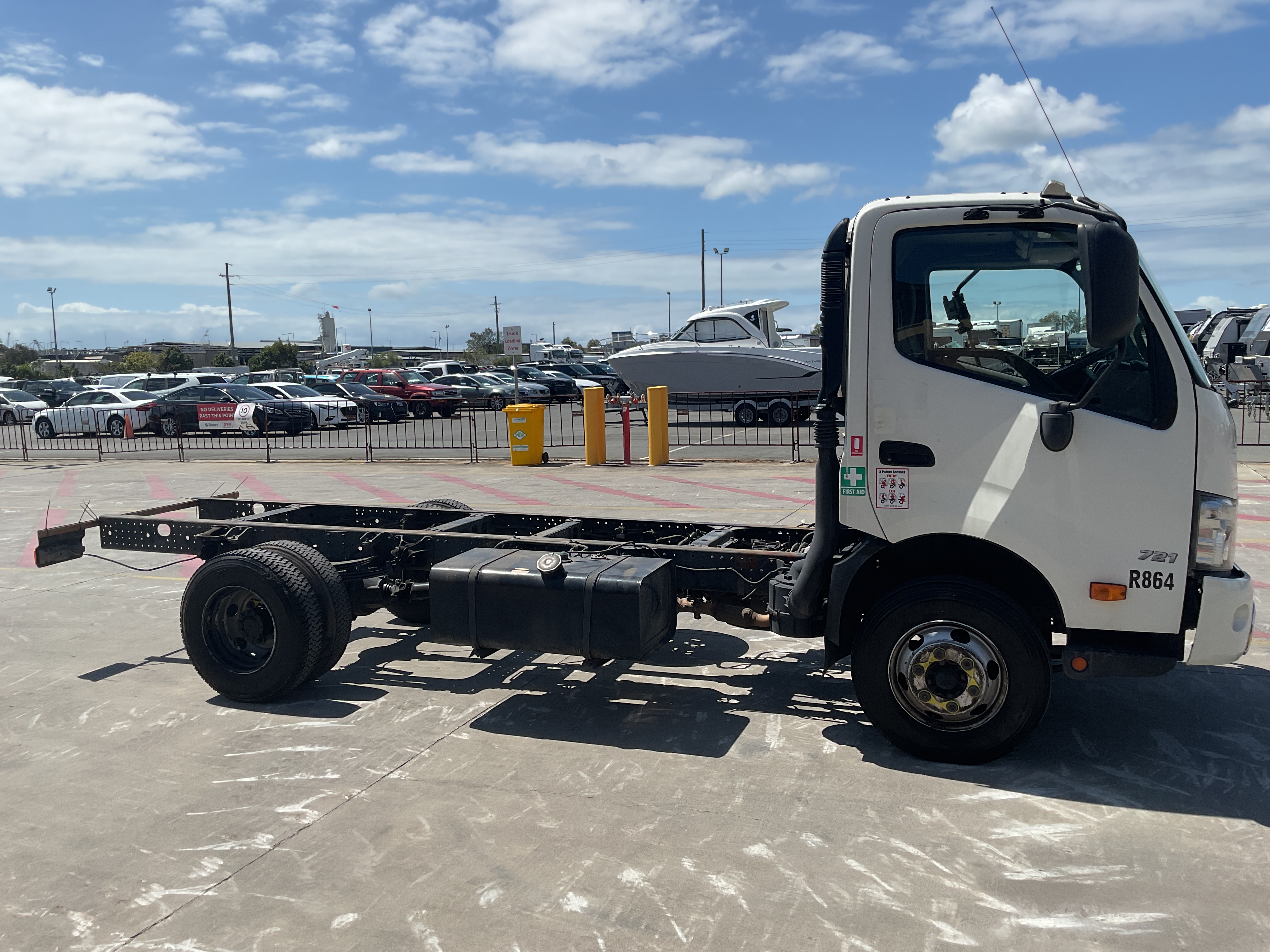8 · 2020 Hino 721 300 4x2 Wide Cab Chassis
