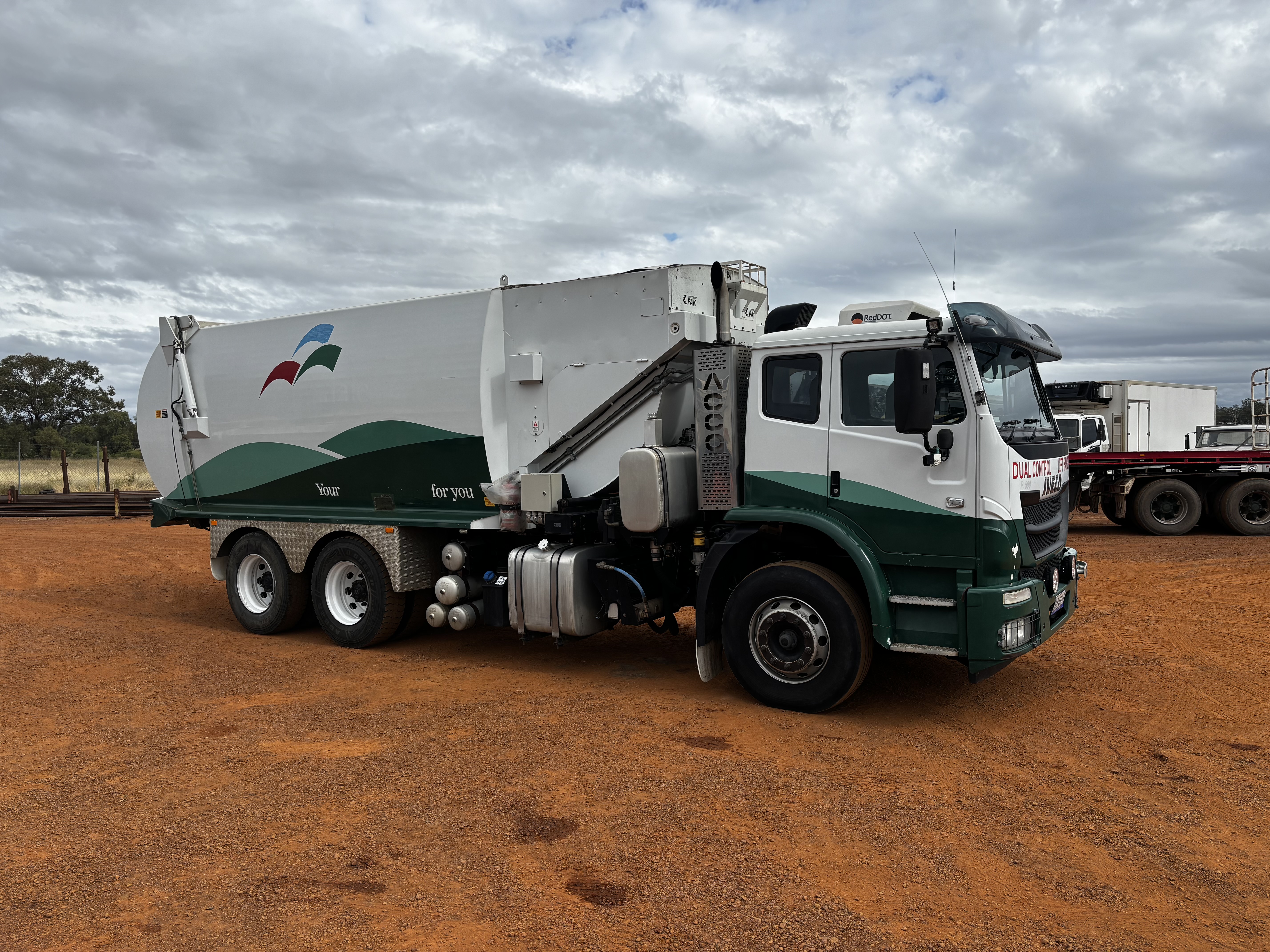 7 · 2016 Iveco Acco   6x4 Garbage