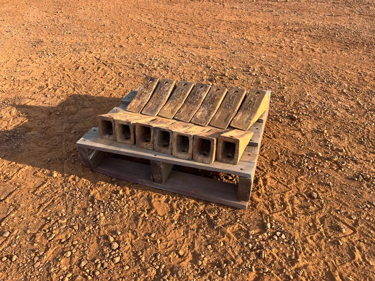 1 x Pallet Of 14 G.E.T X1600 NX Bucket Teeth