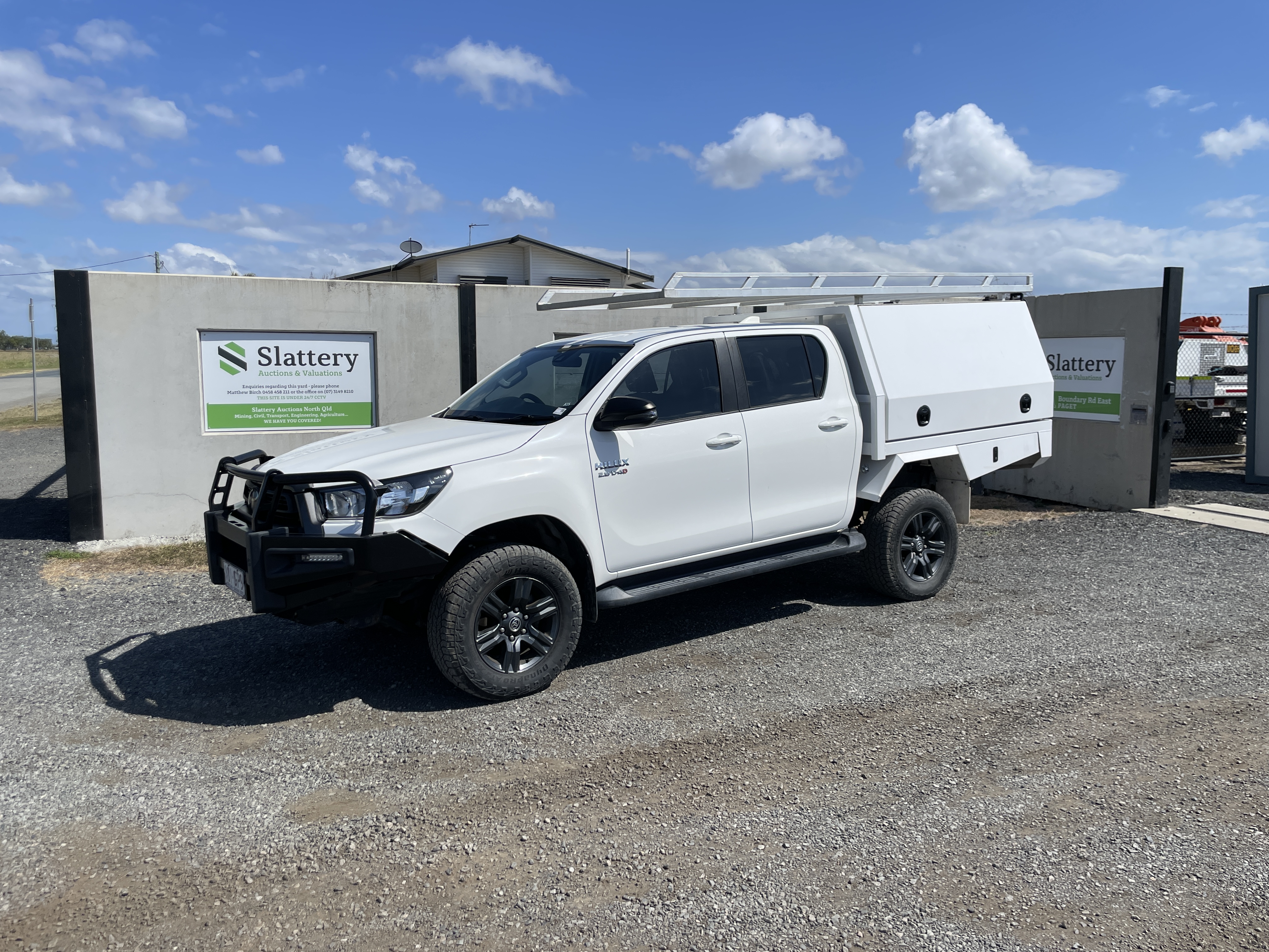 10 · 2022 Toyota Hilux SR Diesel