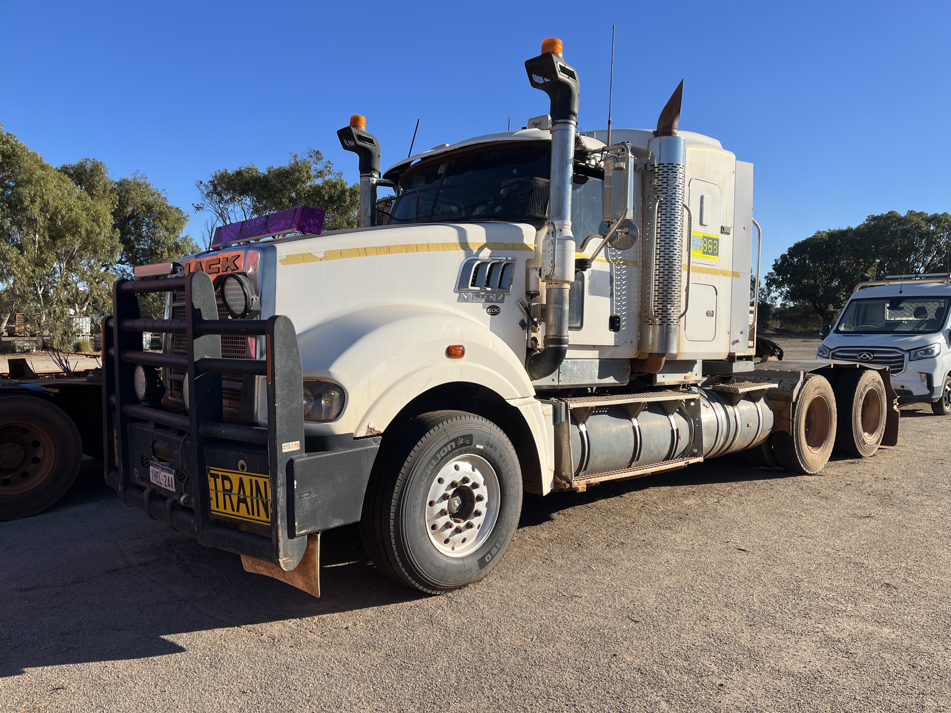 17 · 2014 Mack    6x4 Prime Mover
