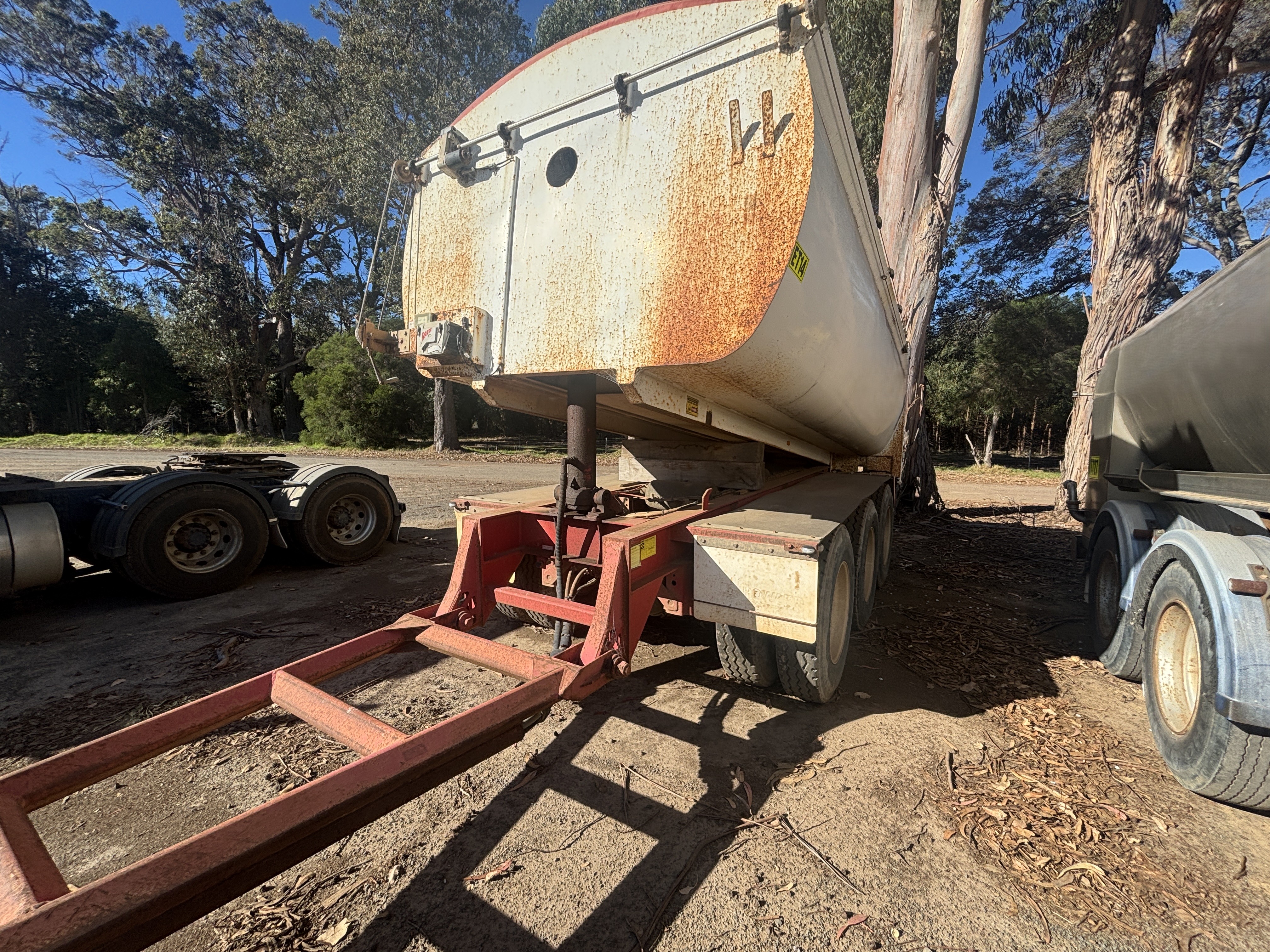 5 · 2014 Howard Porter HP-PTR2602 Tri-Axle End Tipper