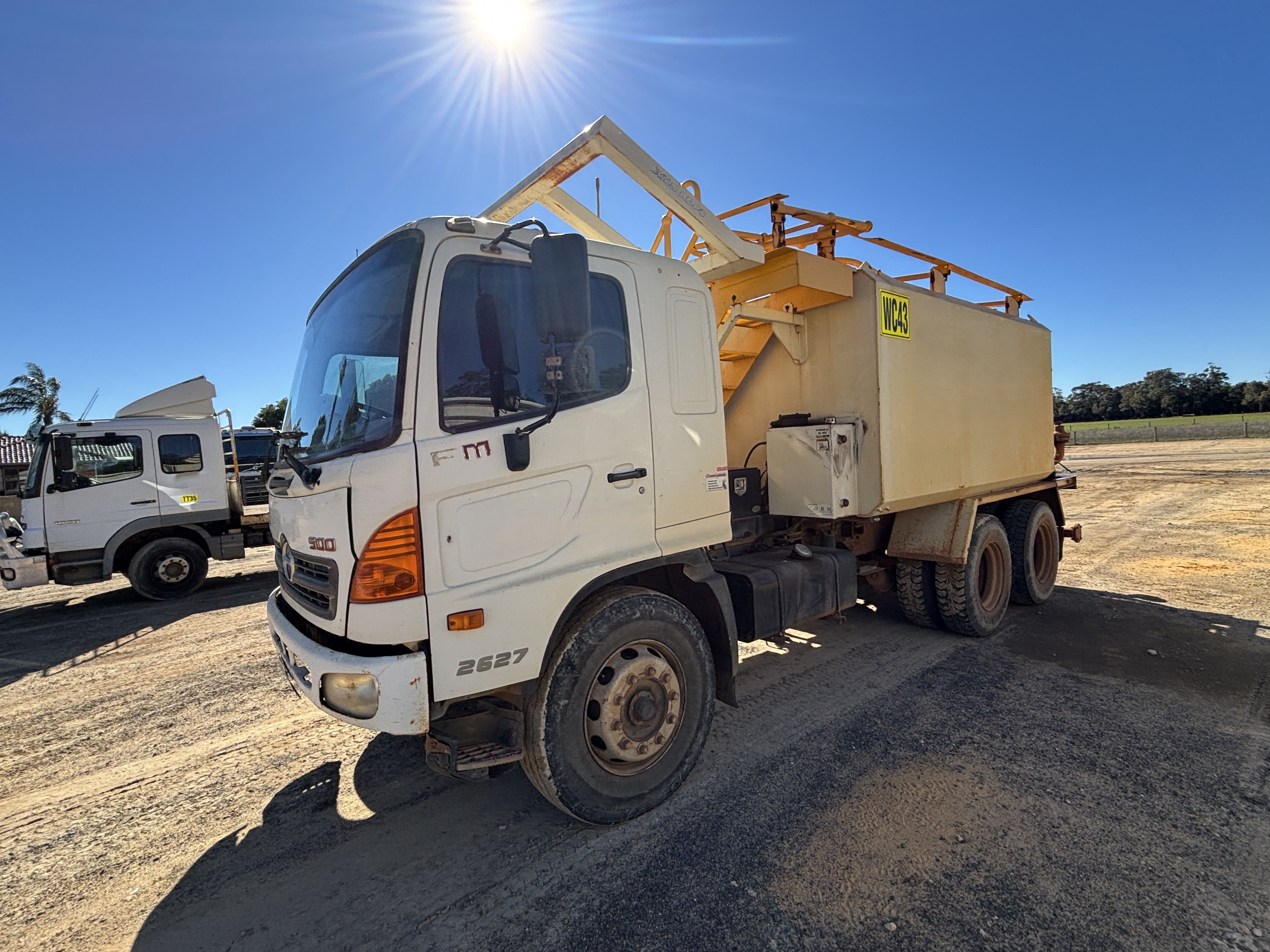 4 · 2010 Hino FM1J   6x4 Water Truck