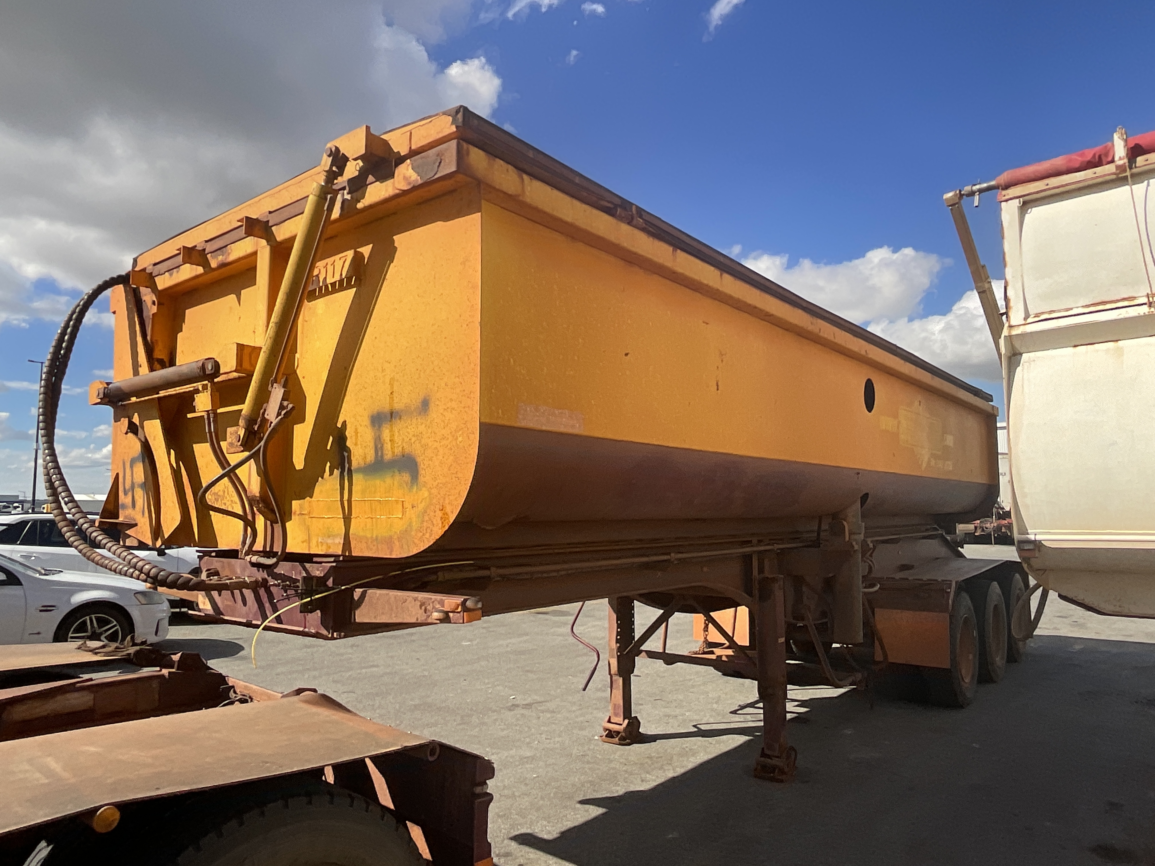 2014 GTE 3-2 Tri-Axle side tipper