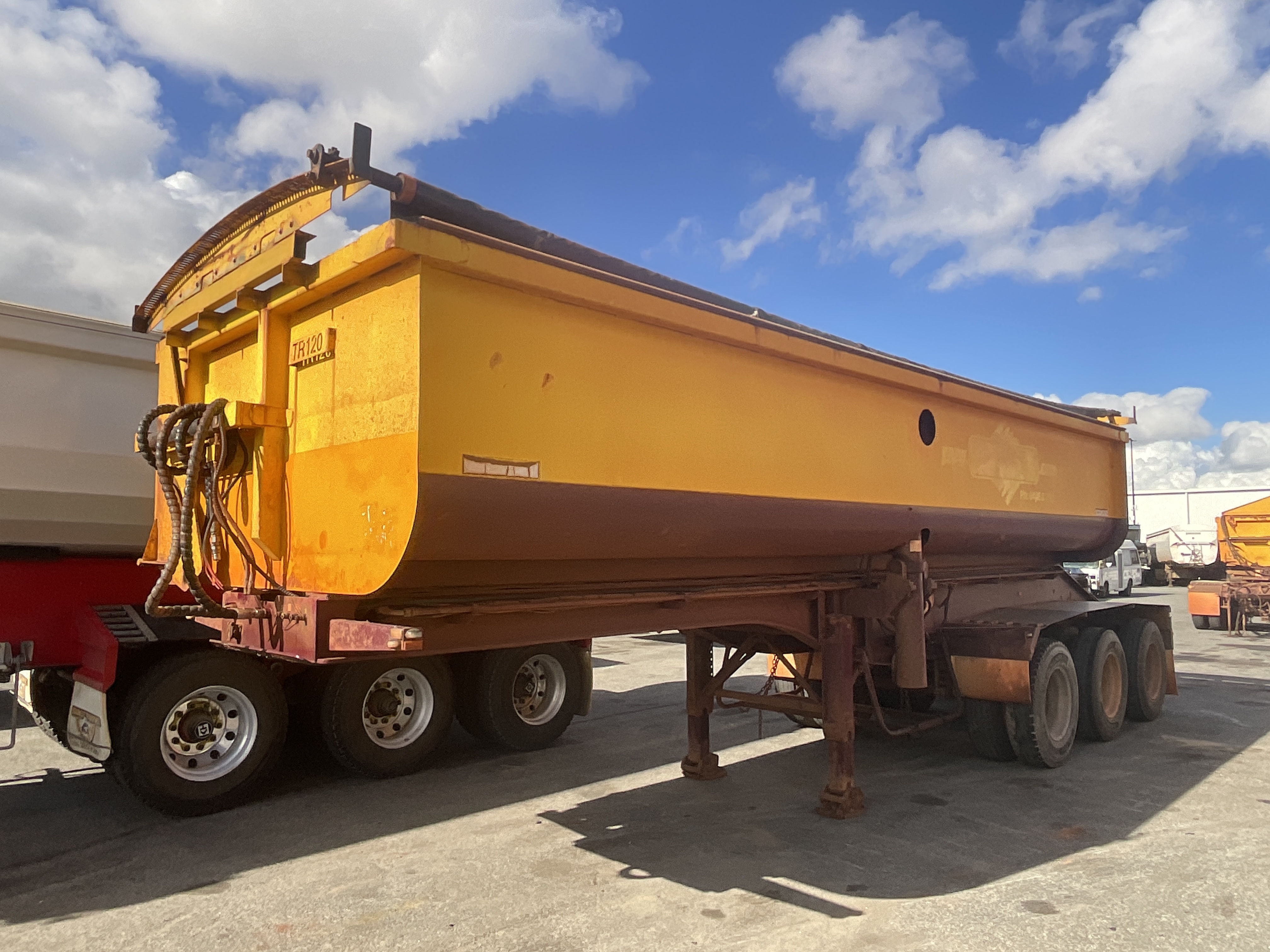2015 GTE 3-2 Tri-Axle Side tipper