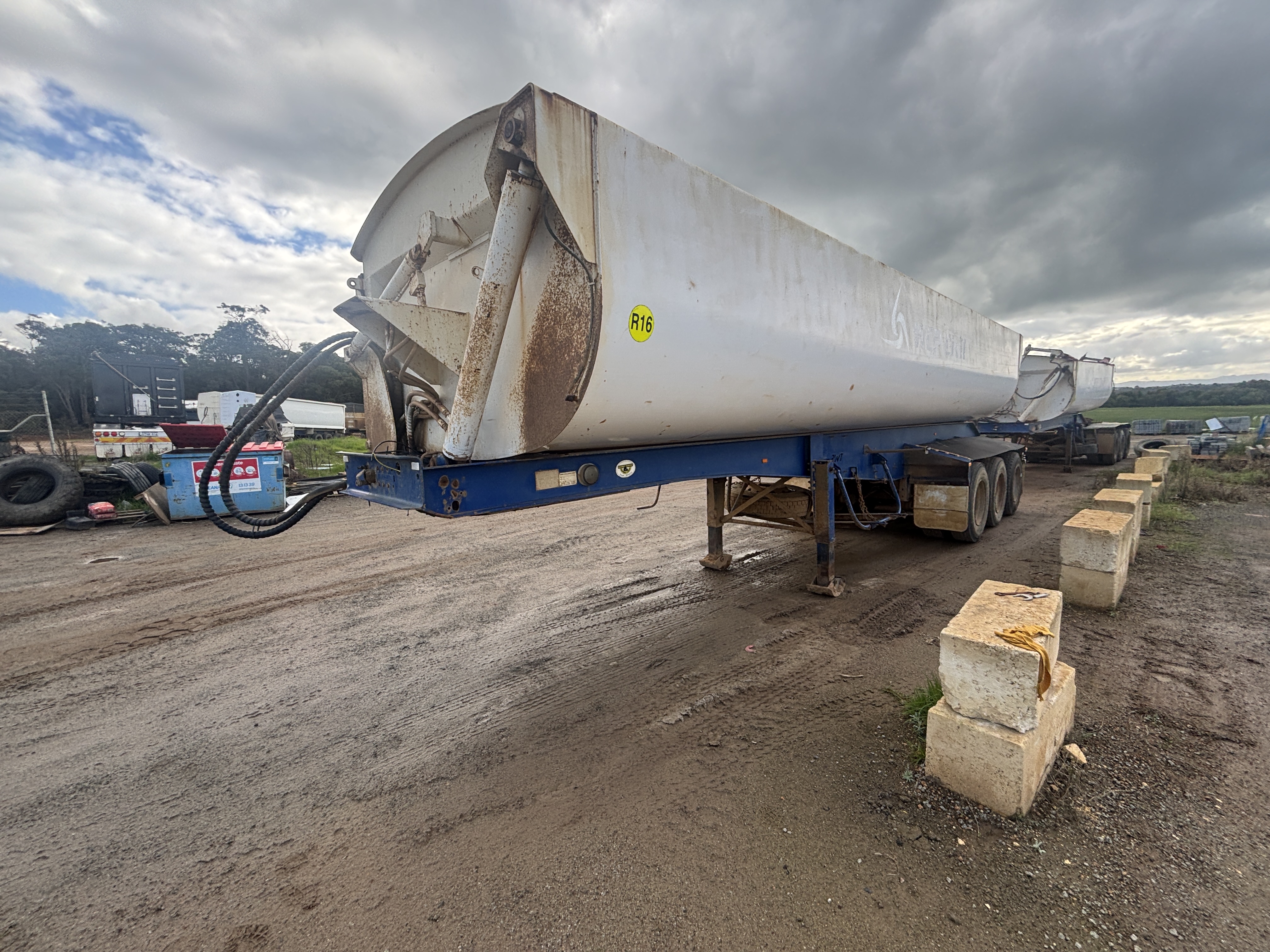 7 · 2010 Roadwest TRI 350 Tri-Axle Side Tipper