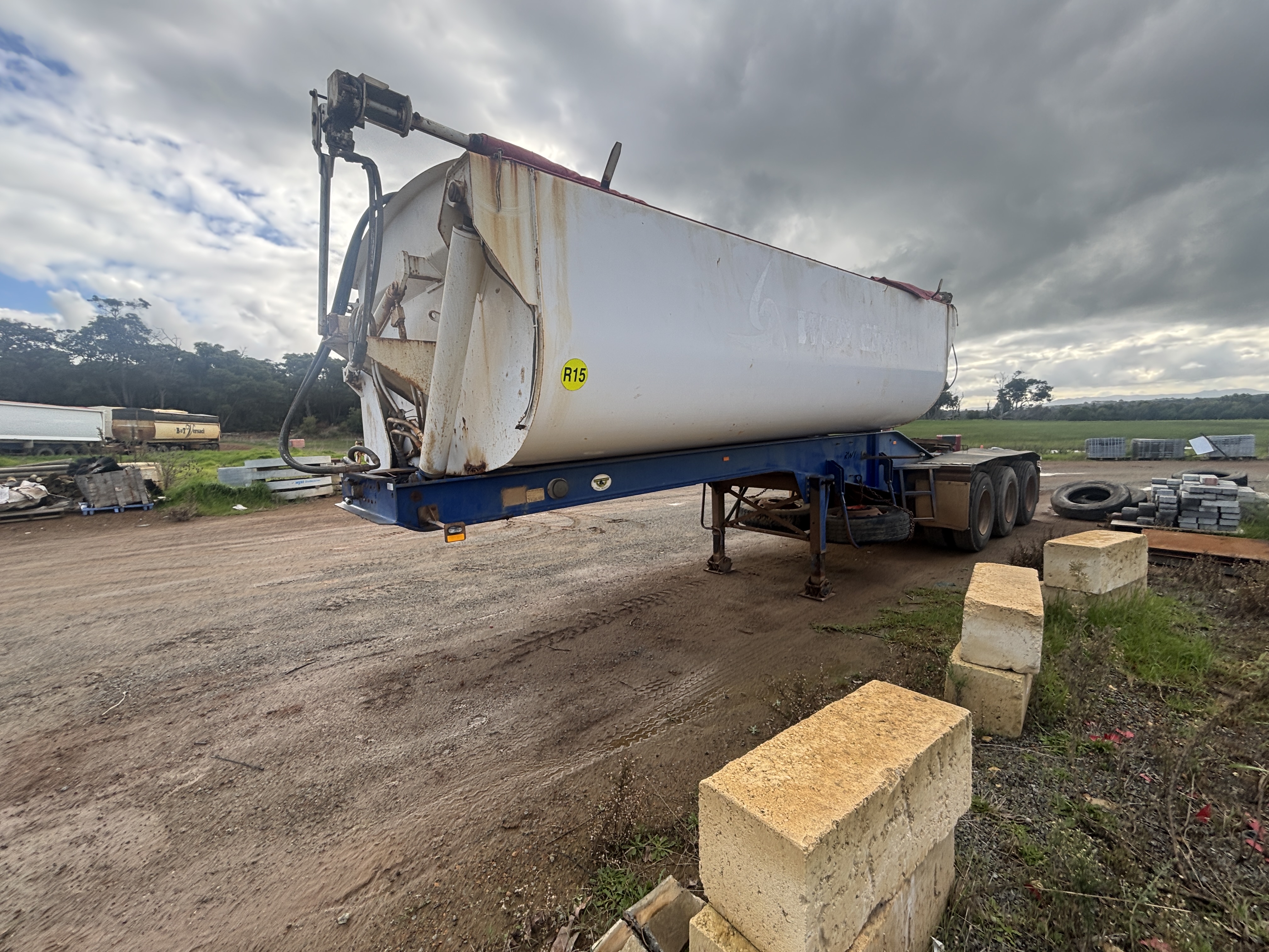 8 · 2010 Roadwest TRI 350 Tri-Axle Side Tipper