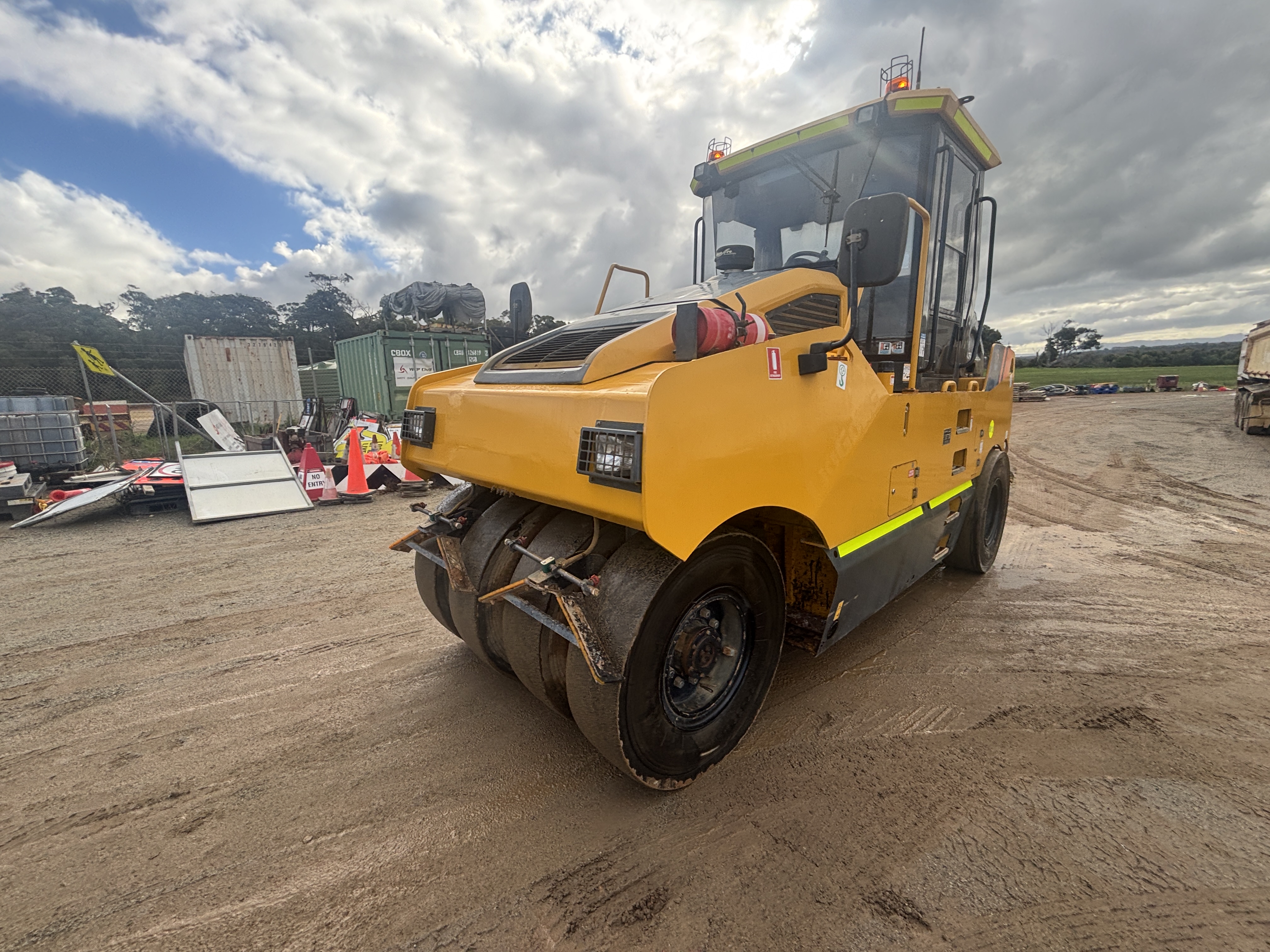 4 · 2021 Liugong CLG6520E Multi Wheel Roller