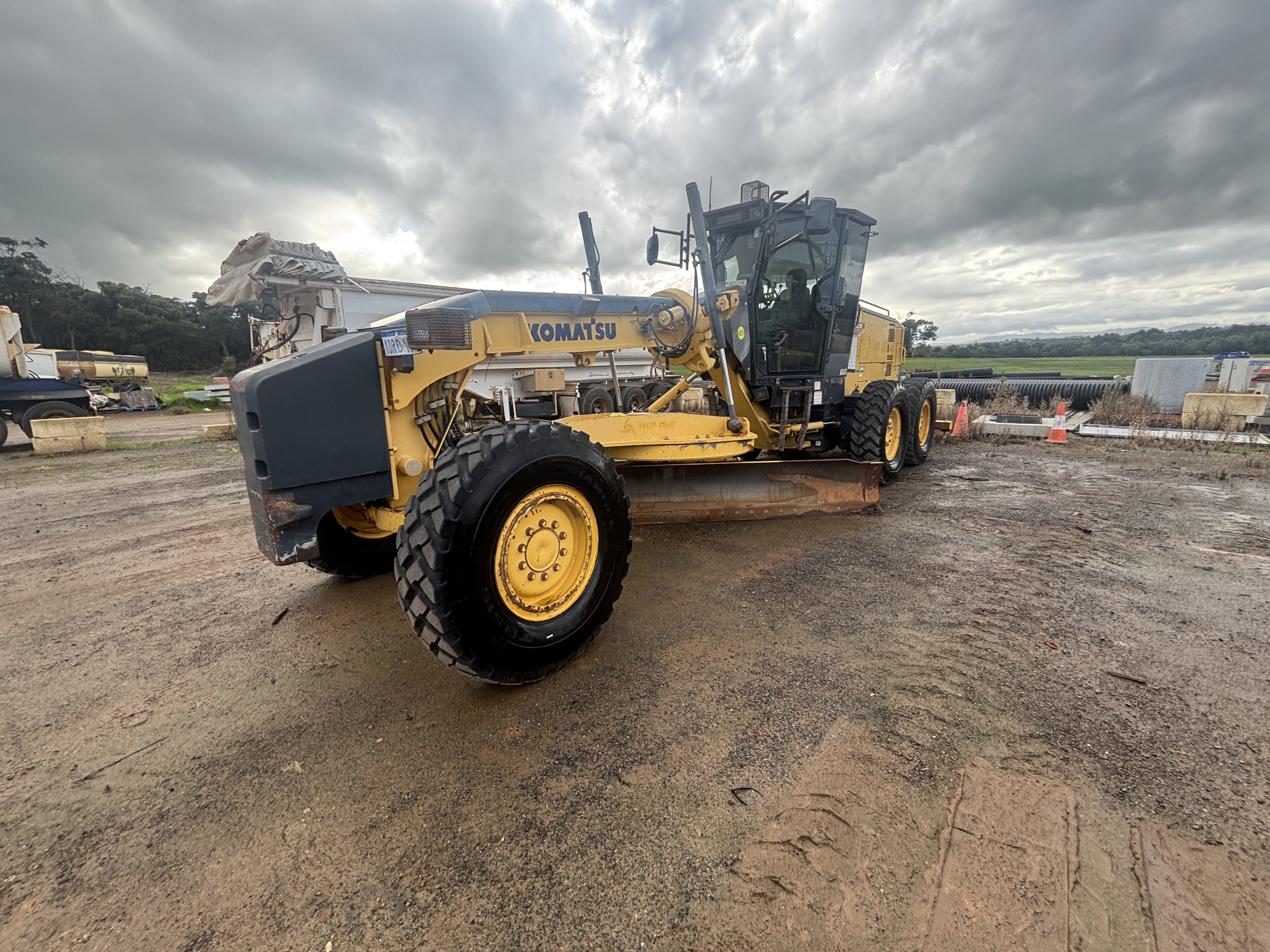 1 · 2011 Komatsu GD555-5 Grader