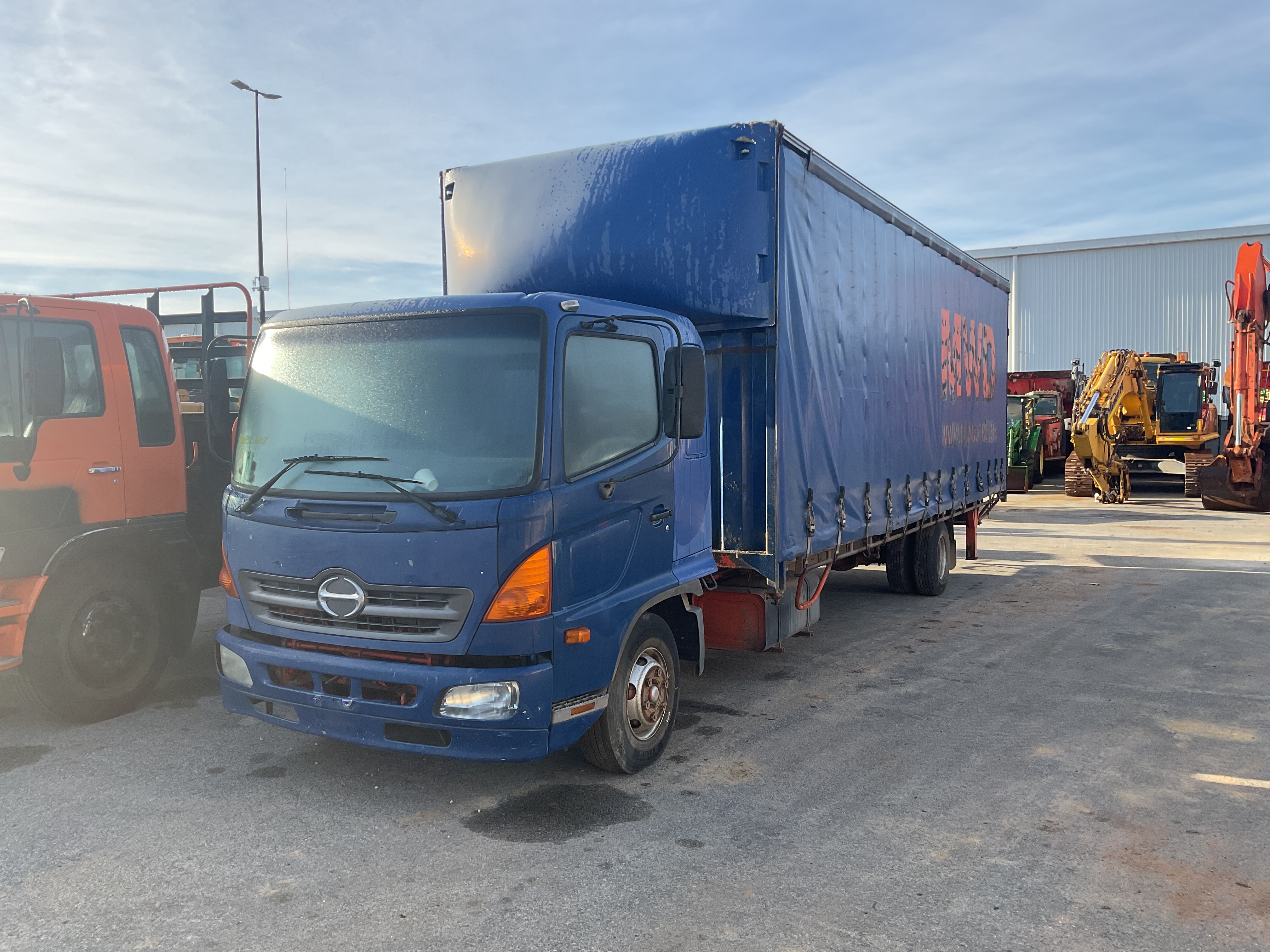 15 · 2007 Hino  500  4x2 Curtainsider