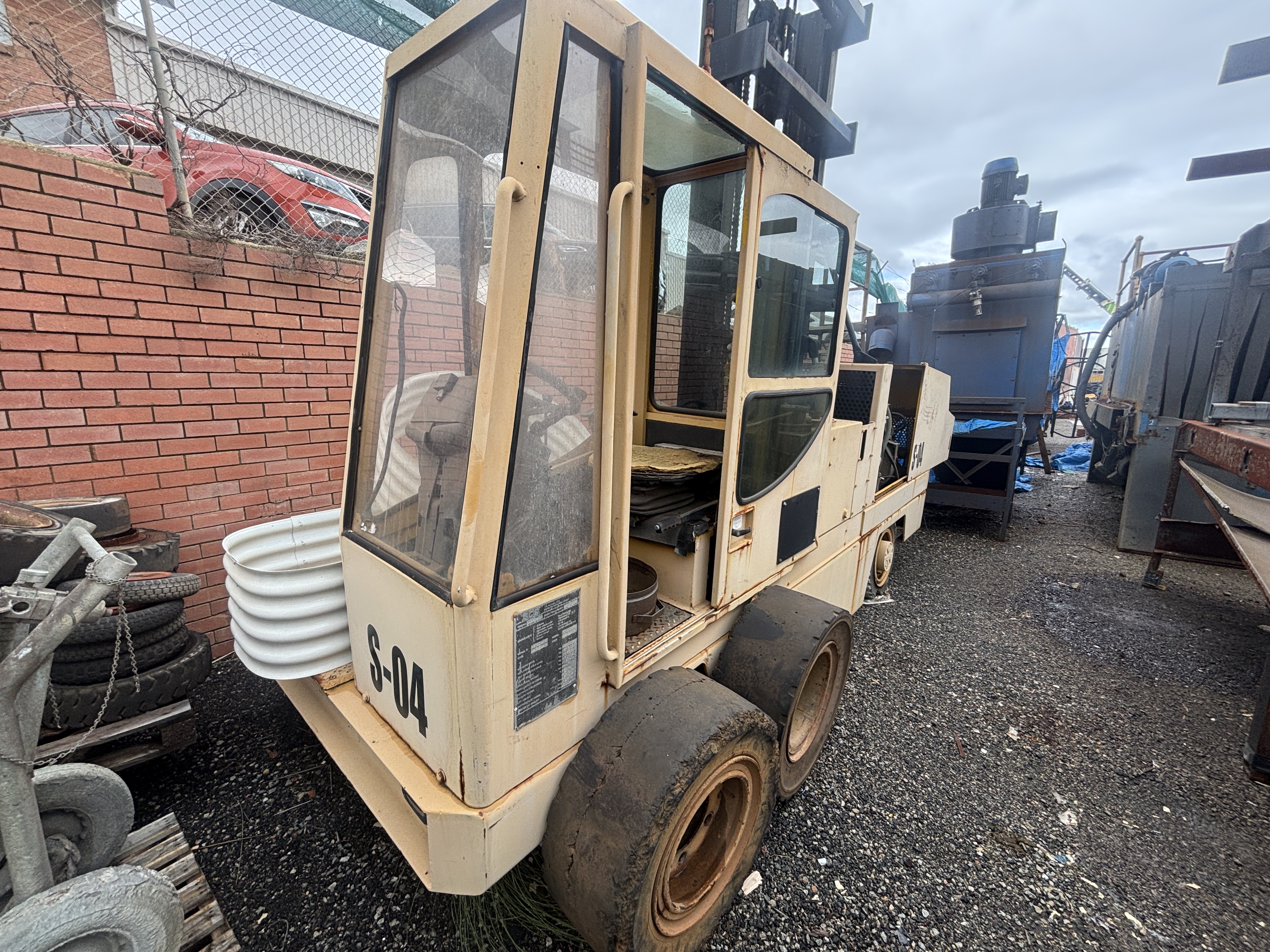 2001 SCS ST5 Side Load Forklift - Unreserved