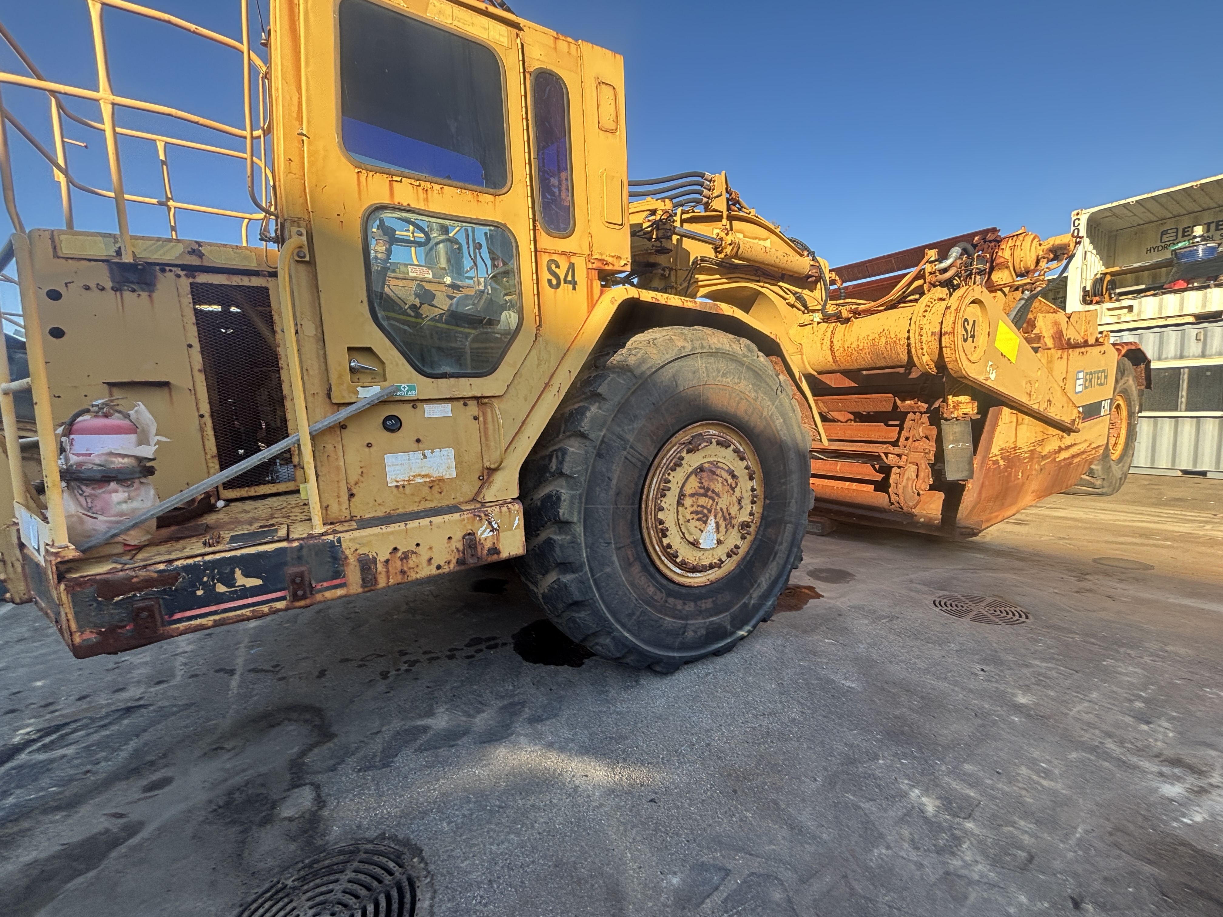 4 · 1978 Caterpillar 633D Scraper