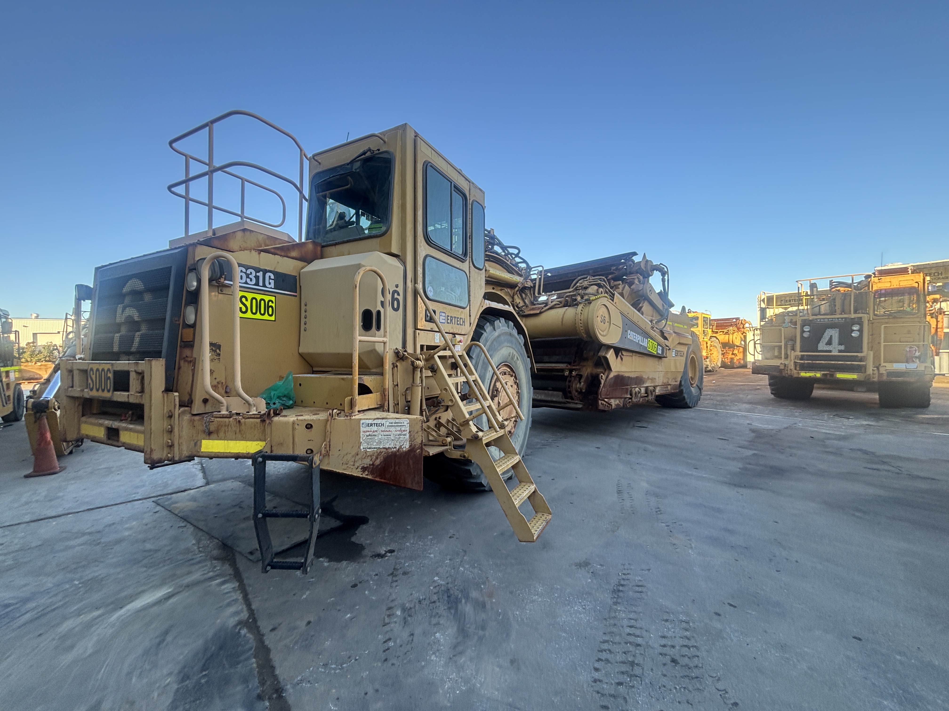 2 · 2006 Caterpillar 631G Scraper