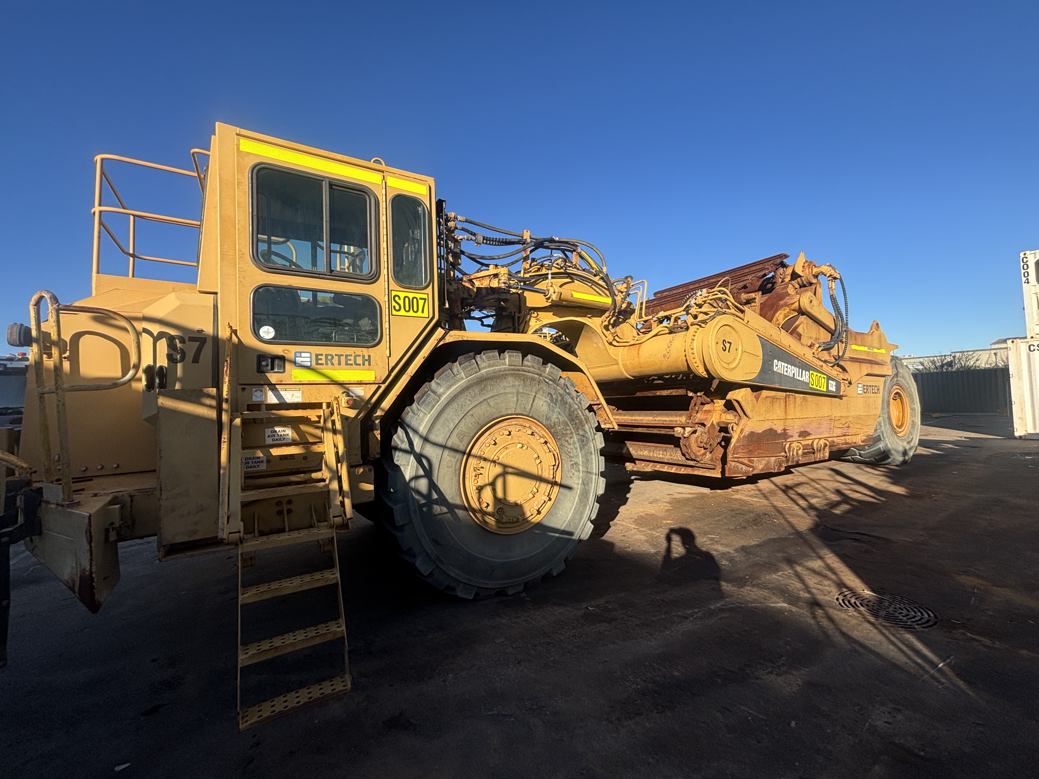 1 · 2006 Caterpillar 631G Scraper