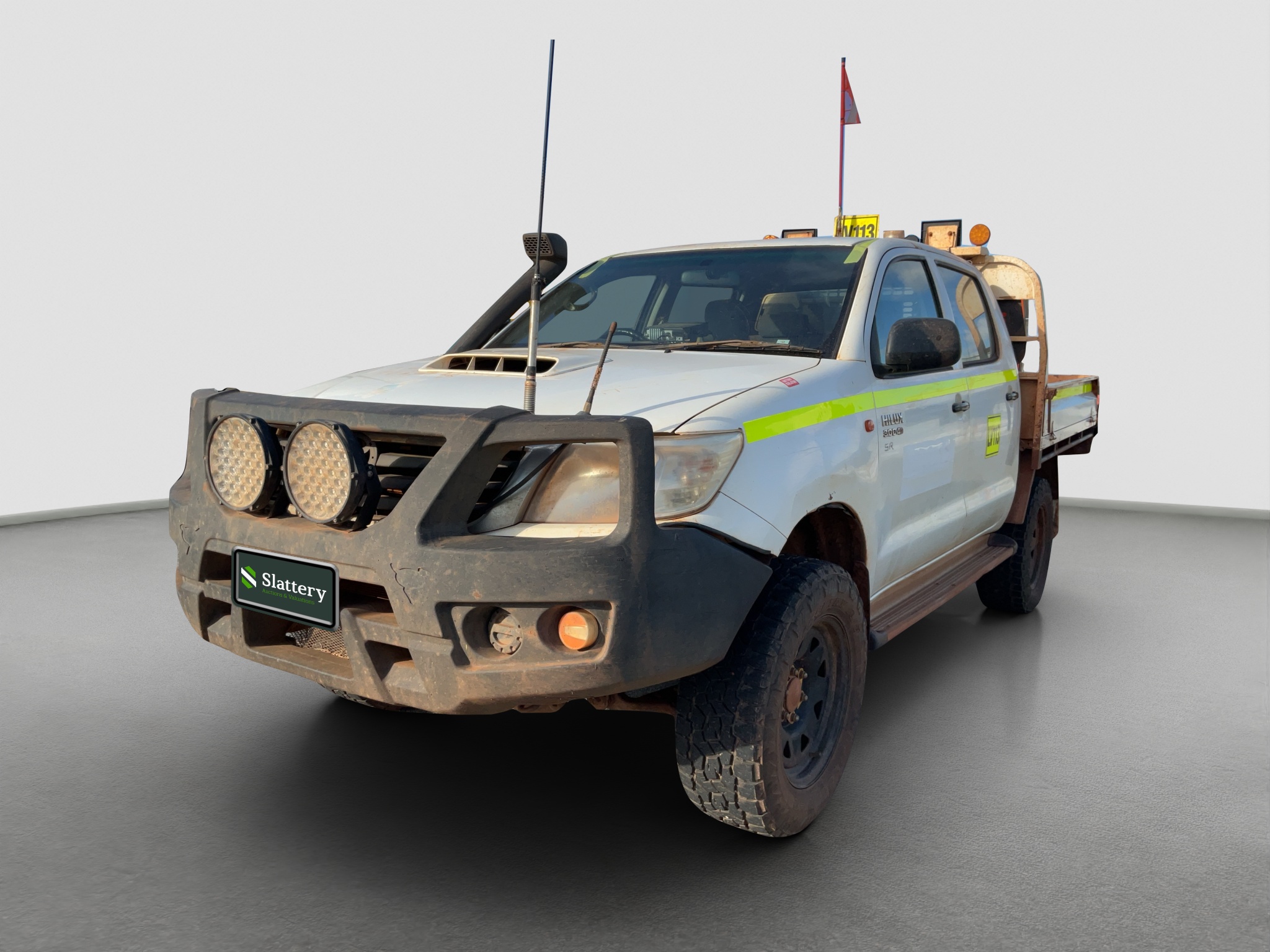 4 · 2014 Toyota Hilux  Diesel