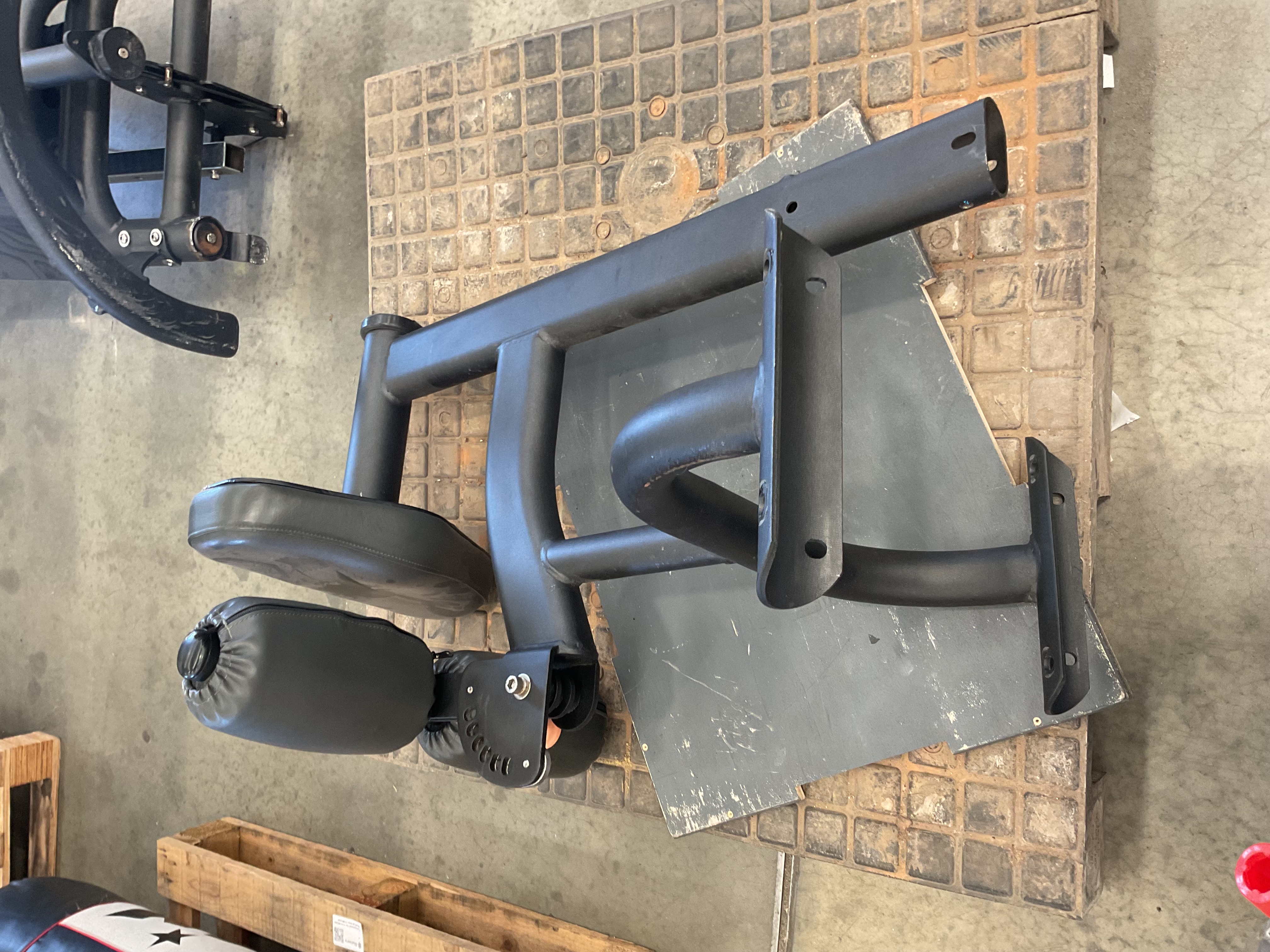 10 · Parts for a leg press  - unreserved