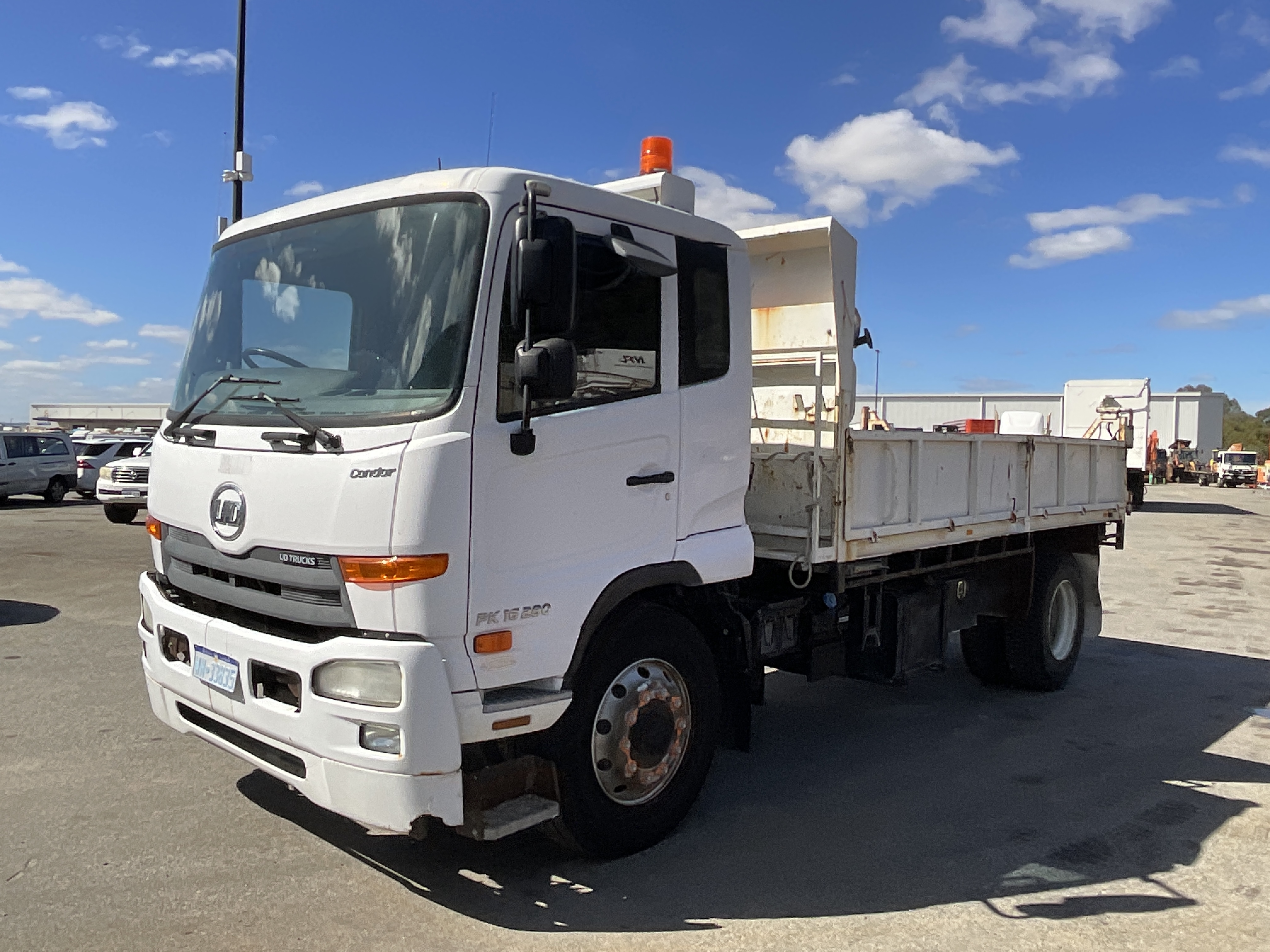 8 · 2015 UD PKC8E   4x2 Tipper - Ex Council