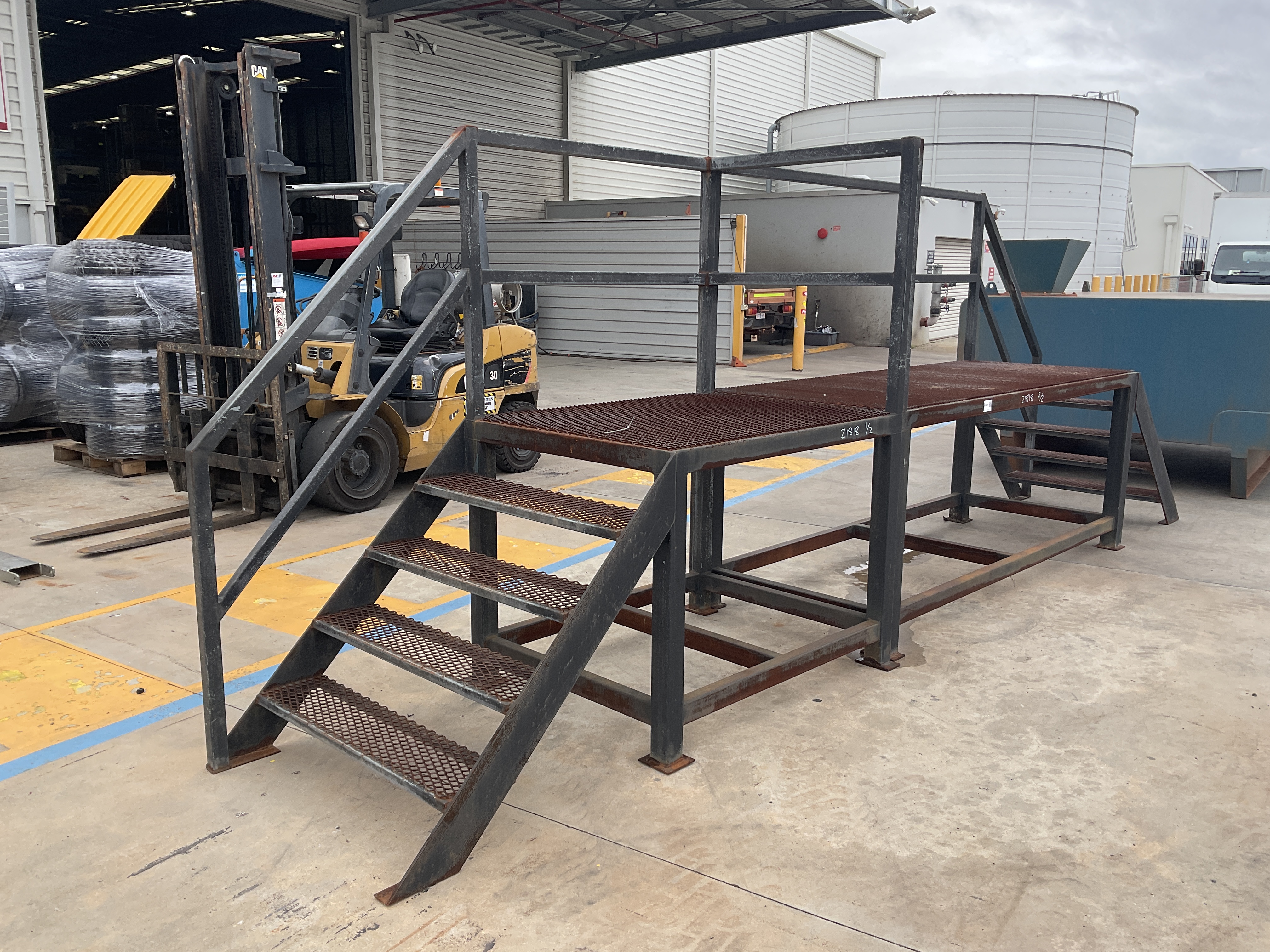 2x Access Stands
