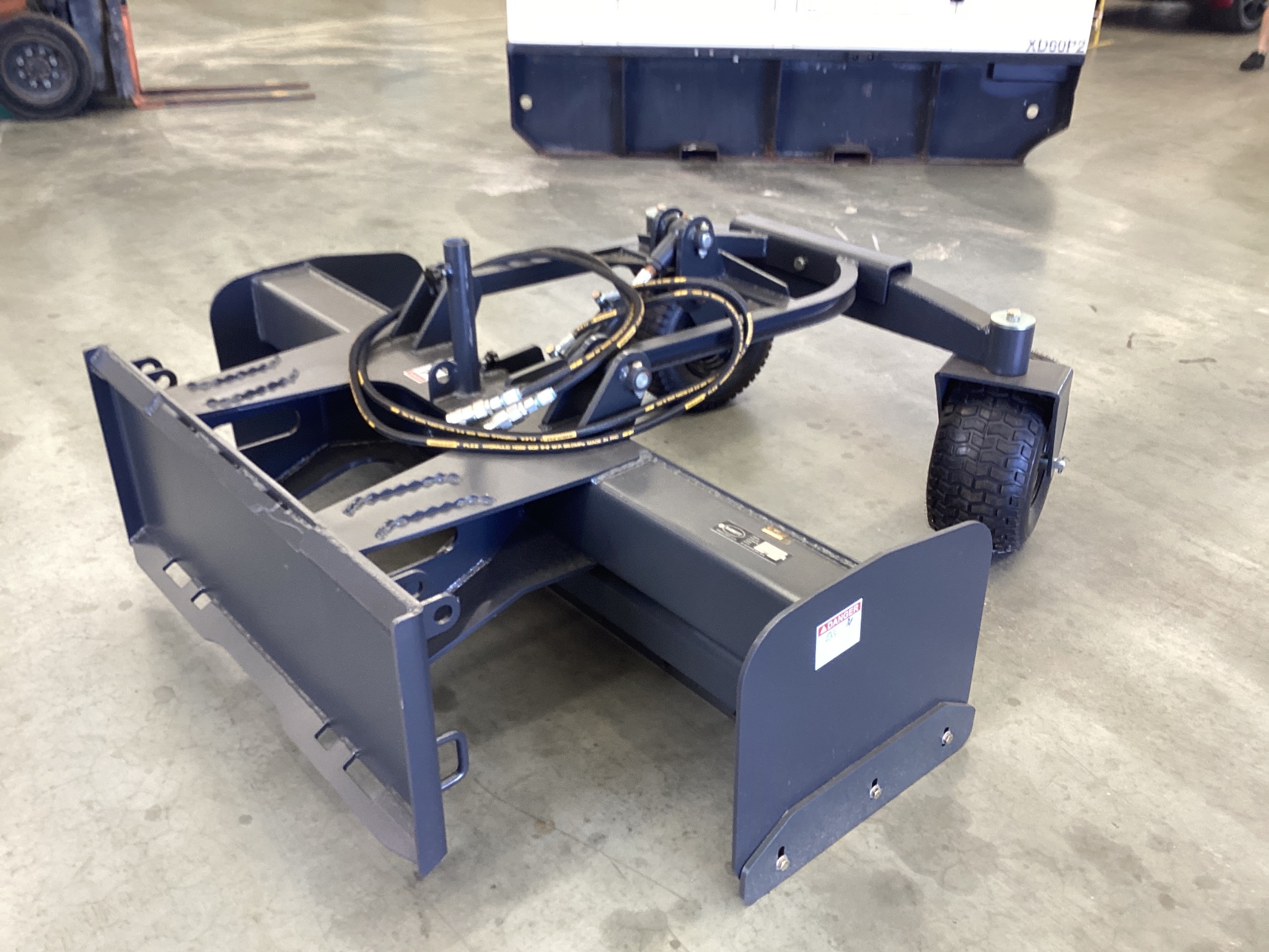 Skid Steer Hydraulic Leveling Attachment with wheels - Unreserved