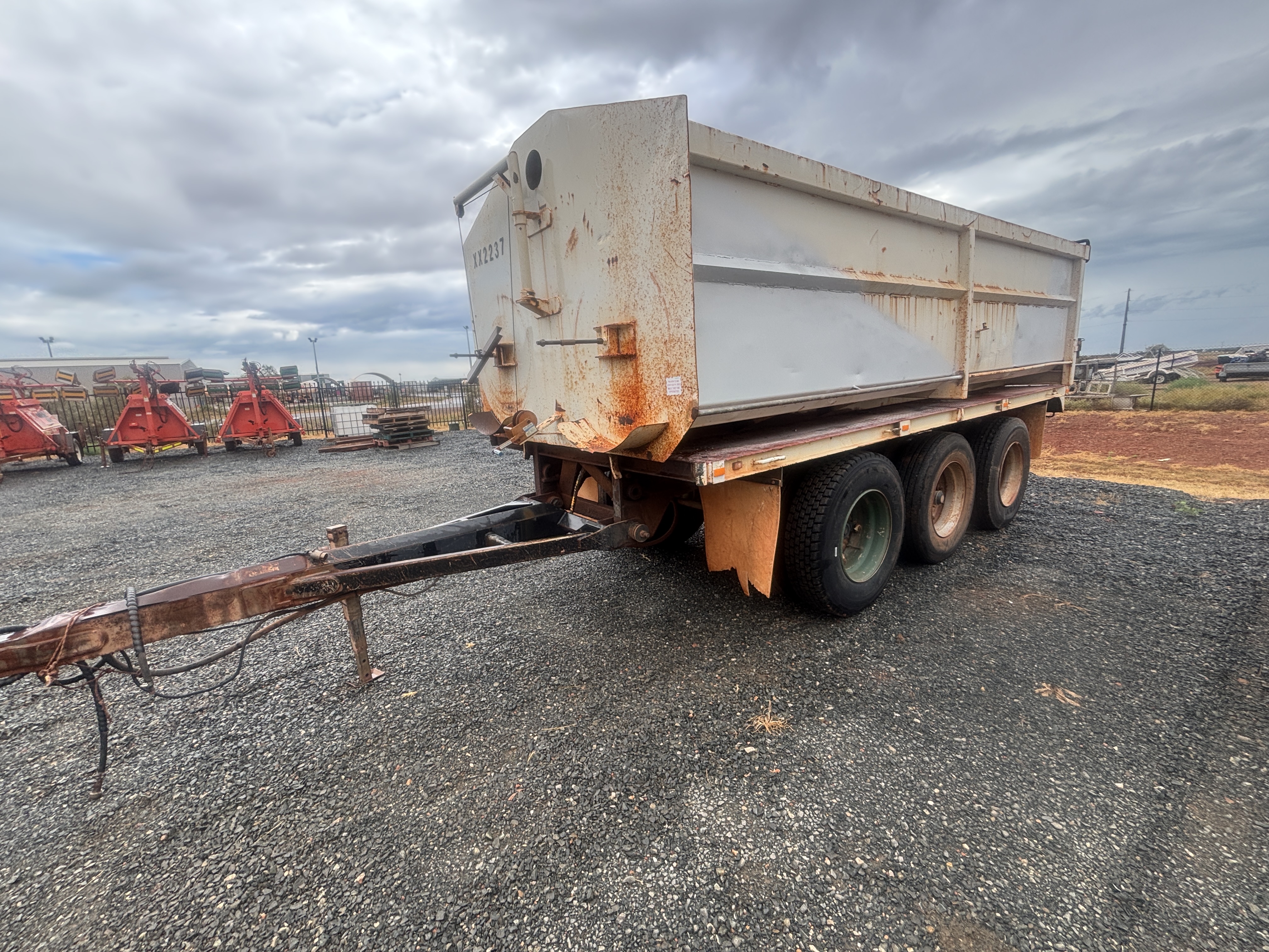 8 · 1984  Tri Axle Pig Trailer