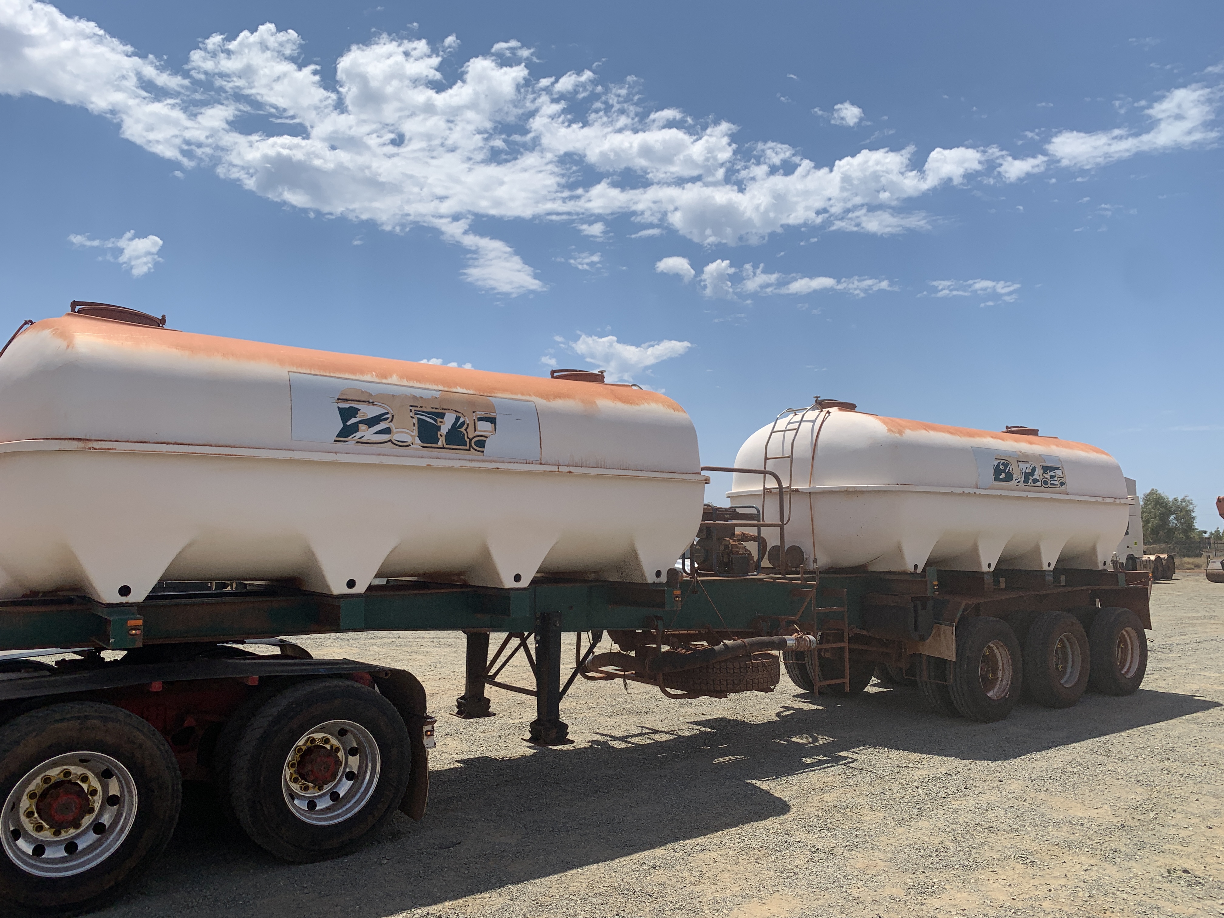 4 · 1994 Evertrans Trailer With Water Tanks