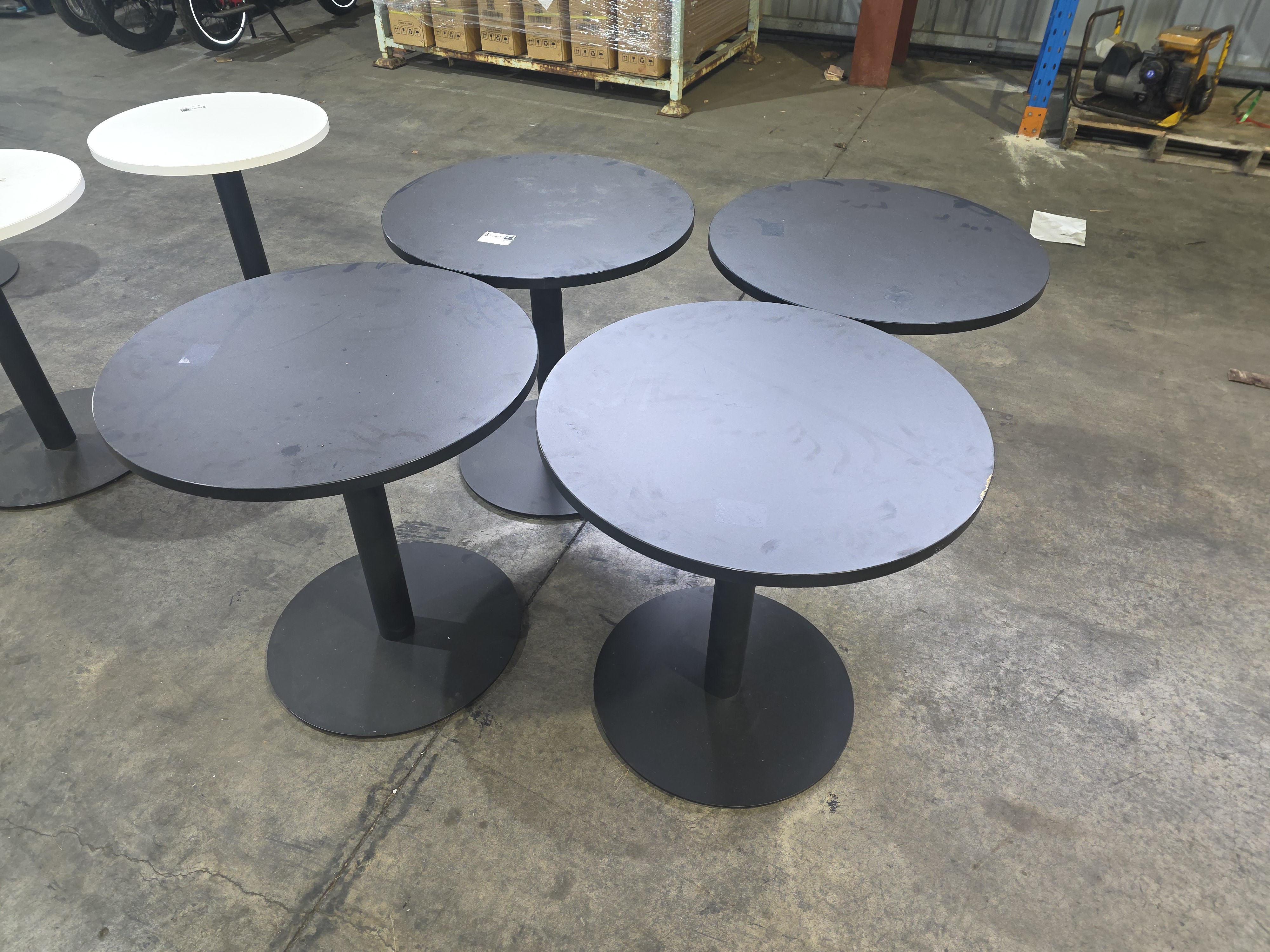 18 · Tetra Disc Table x4 **Unreserved**