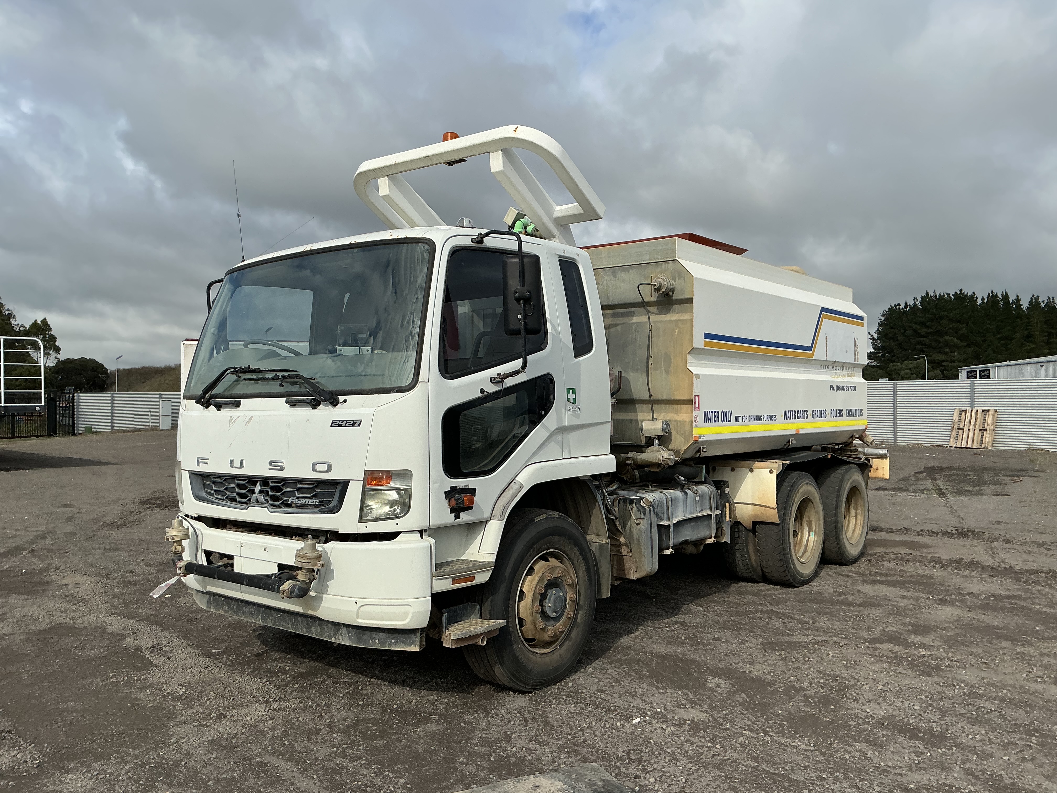 1 · 2014 Mitsubishi FN600  2427 6x4 Water Truck