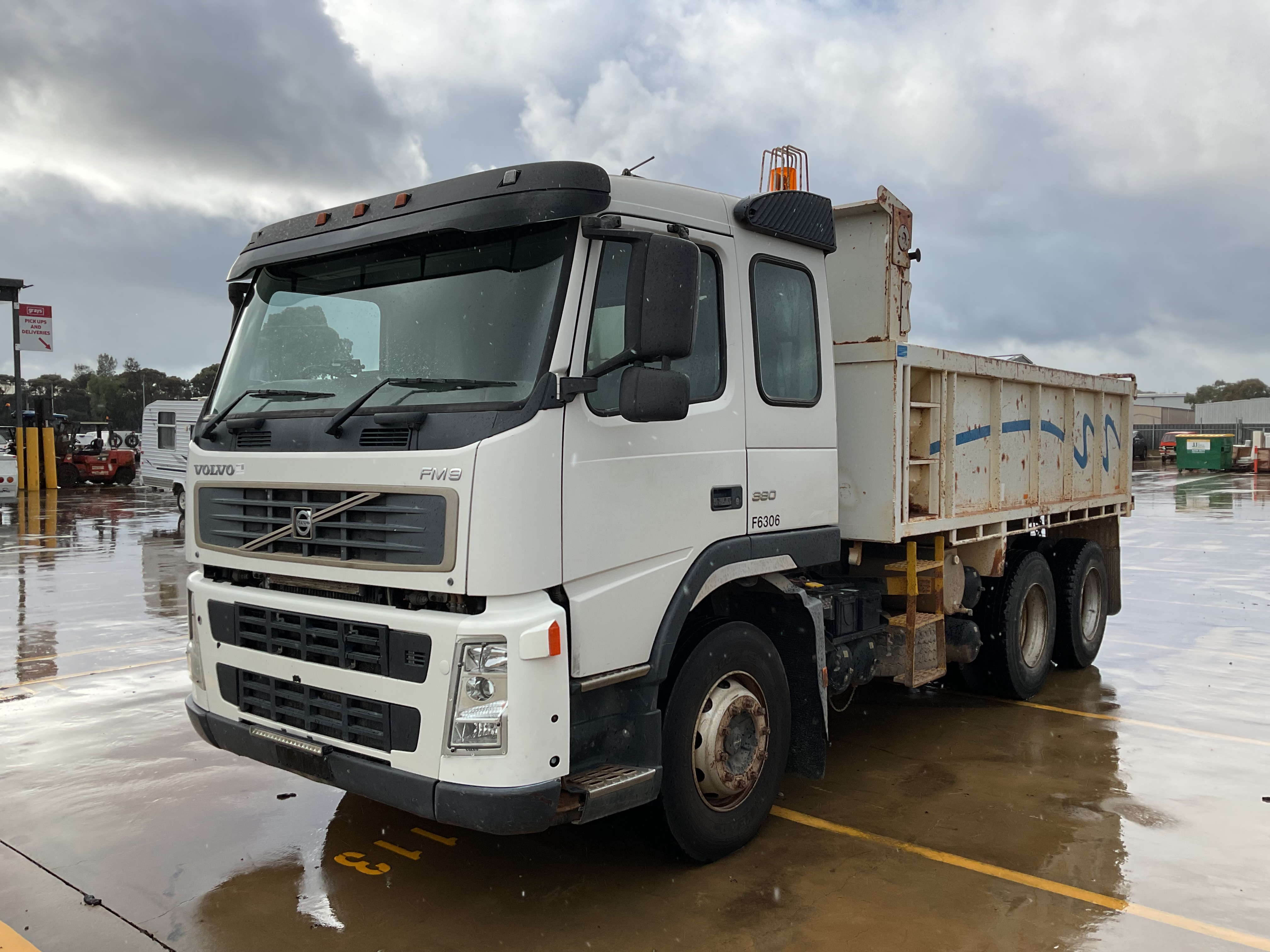 2004 Volvo FM MK2 FM9 6x4 Tipper - Ex SA Govt