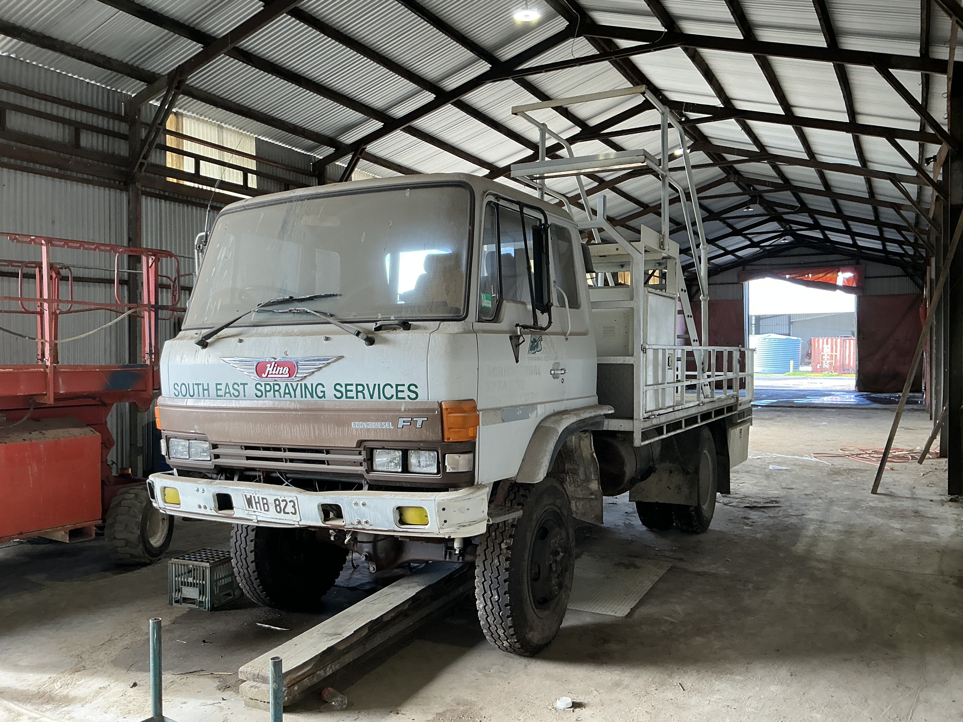 4 · 1989 Hino FT   4x4 Service Truck