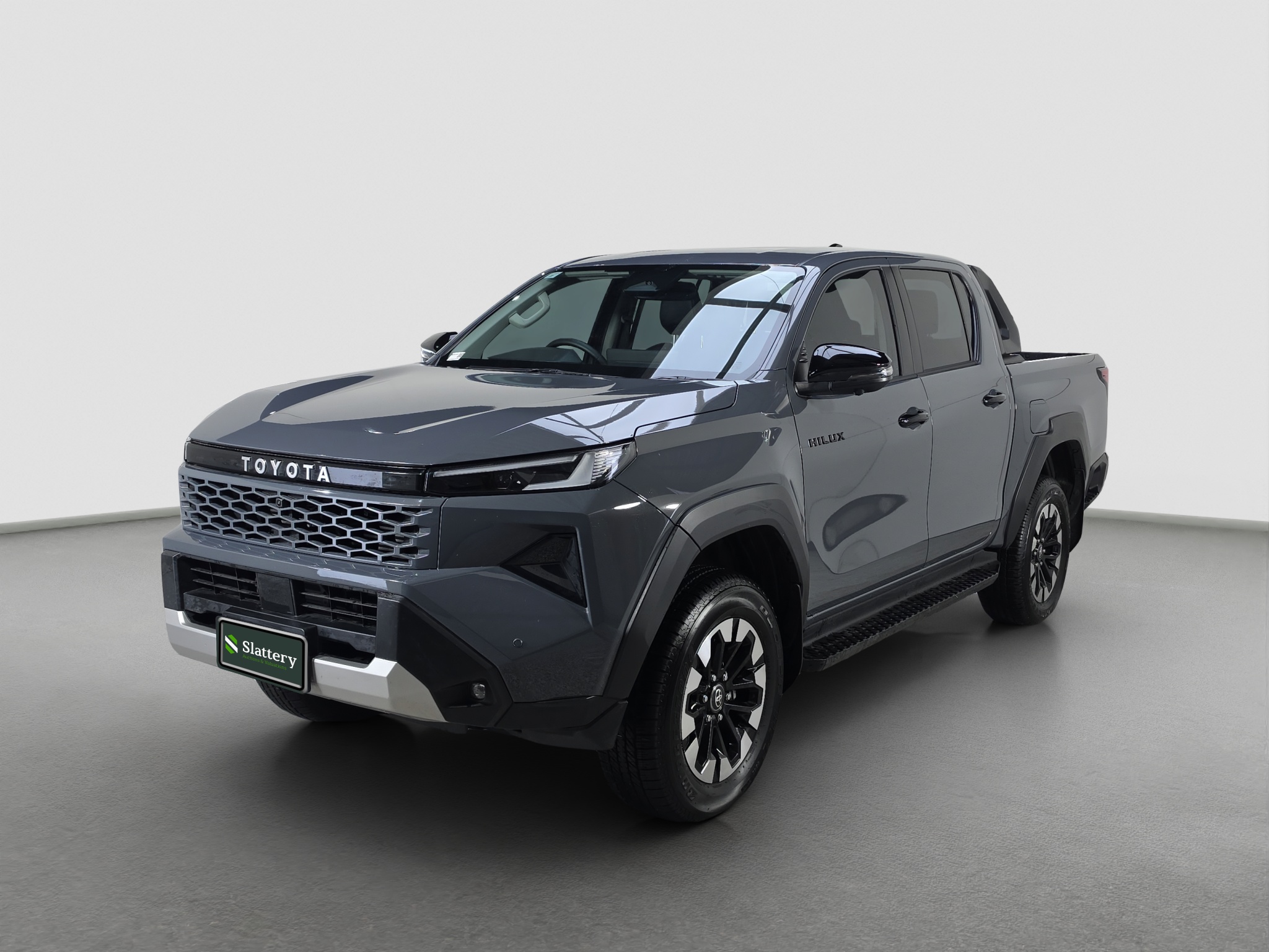 14 · 2025 Toyota Hilux SR5 Diesel