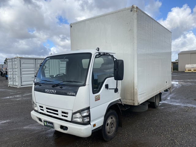 15 · 2007 Isuzu NPR 200 Medium   4x2 Pantech