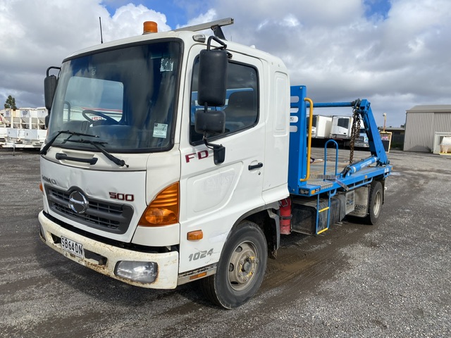 11 · 2010 Hino FD1J   4x2 Skip Bin Truck