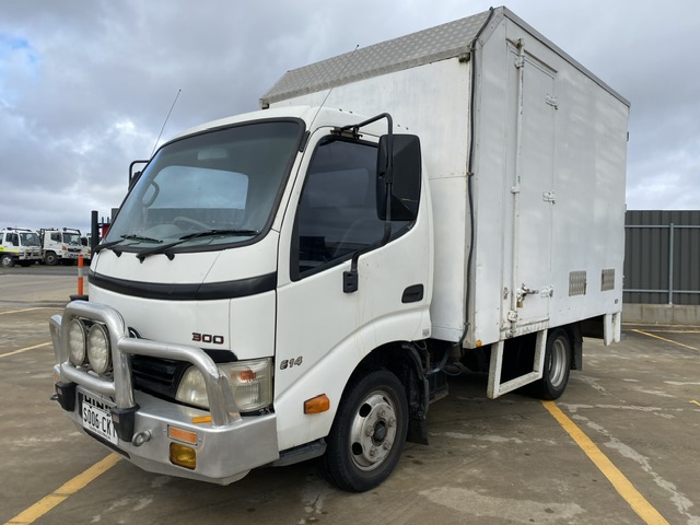 17 · 2010 Hino 300 series   4x2
