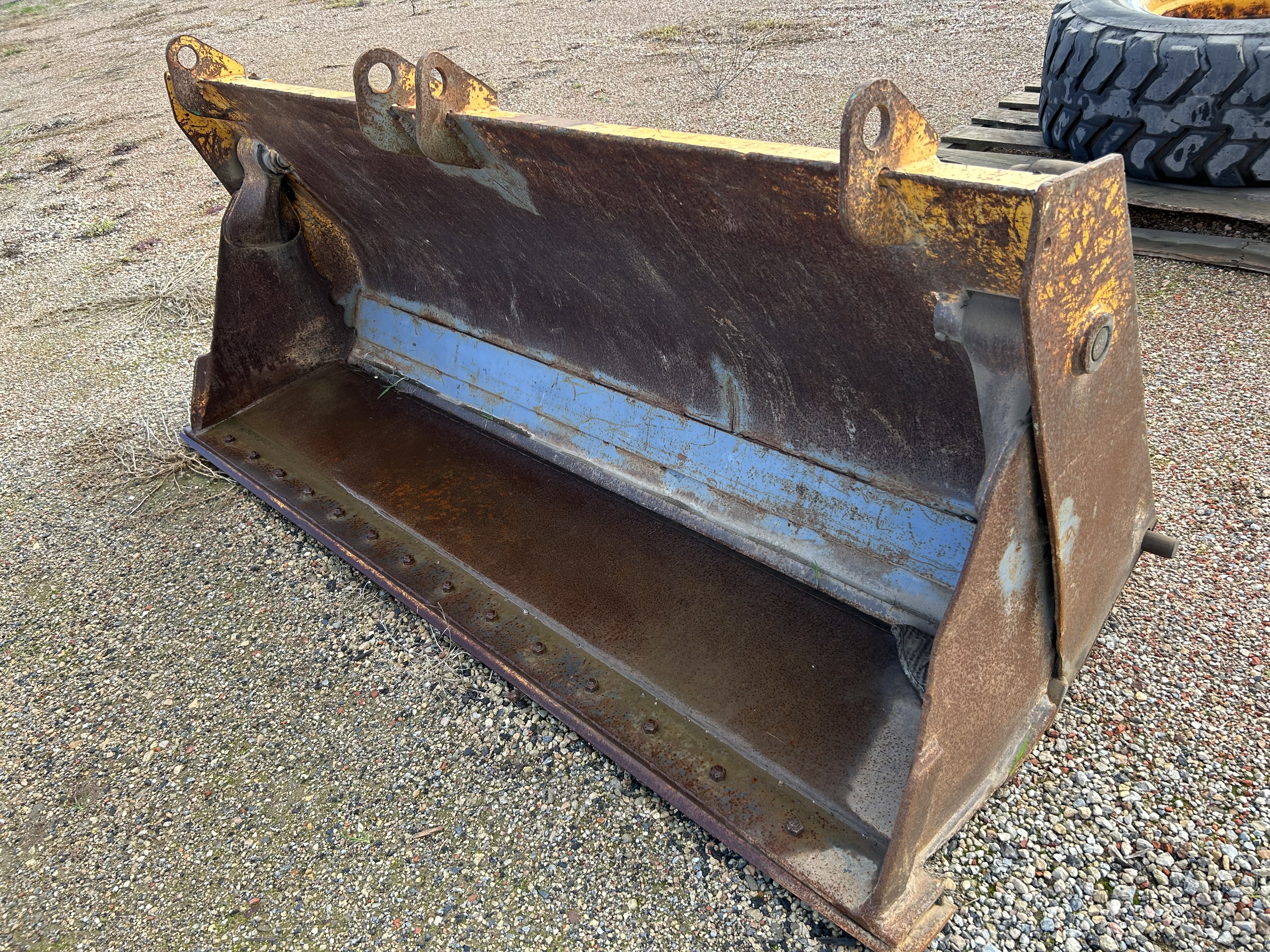 4 in 1 Bucket *Located in Burton, SA* **UNRESERVED**