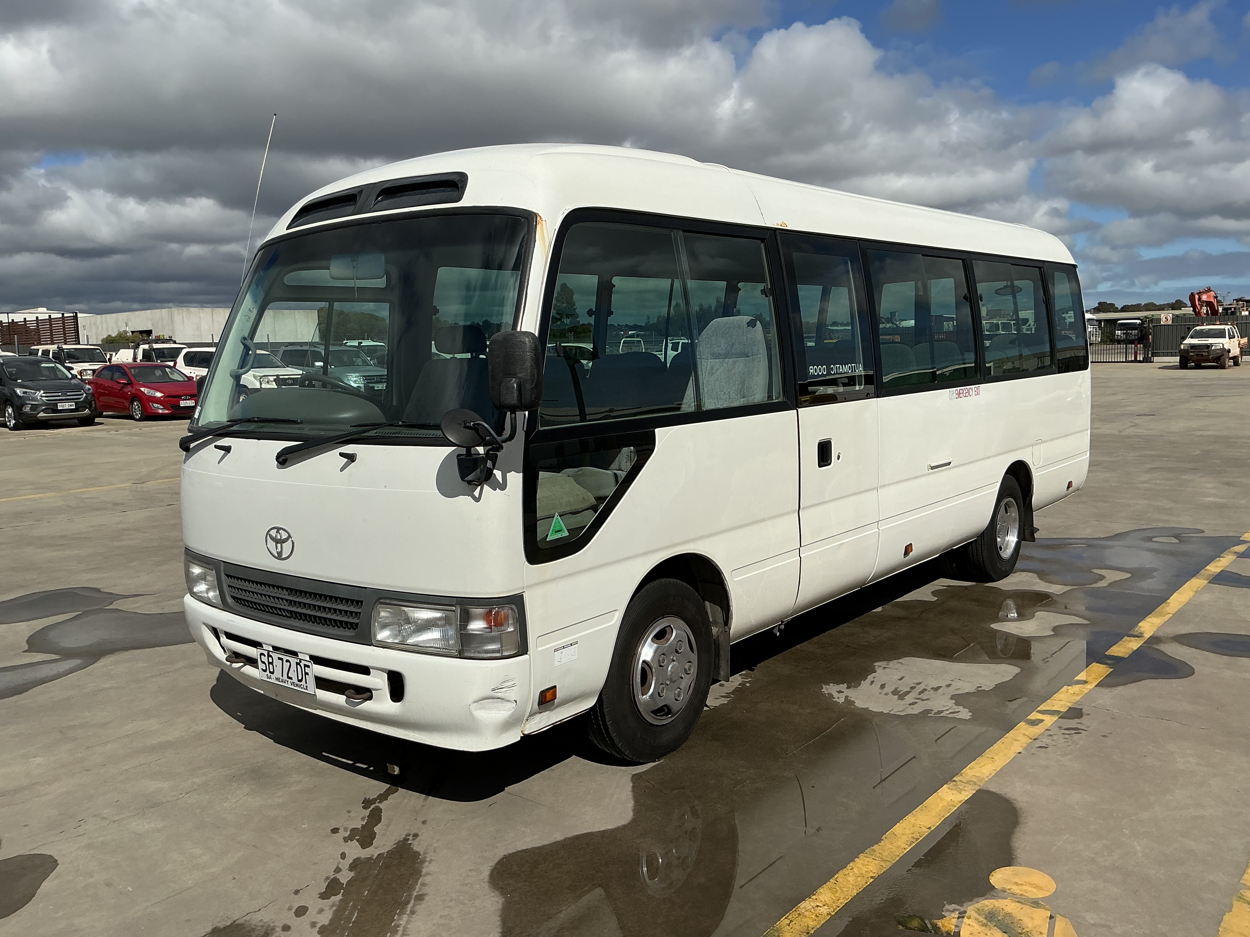 13 · 2005 Toyota Coaster  Diesel