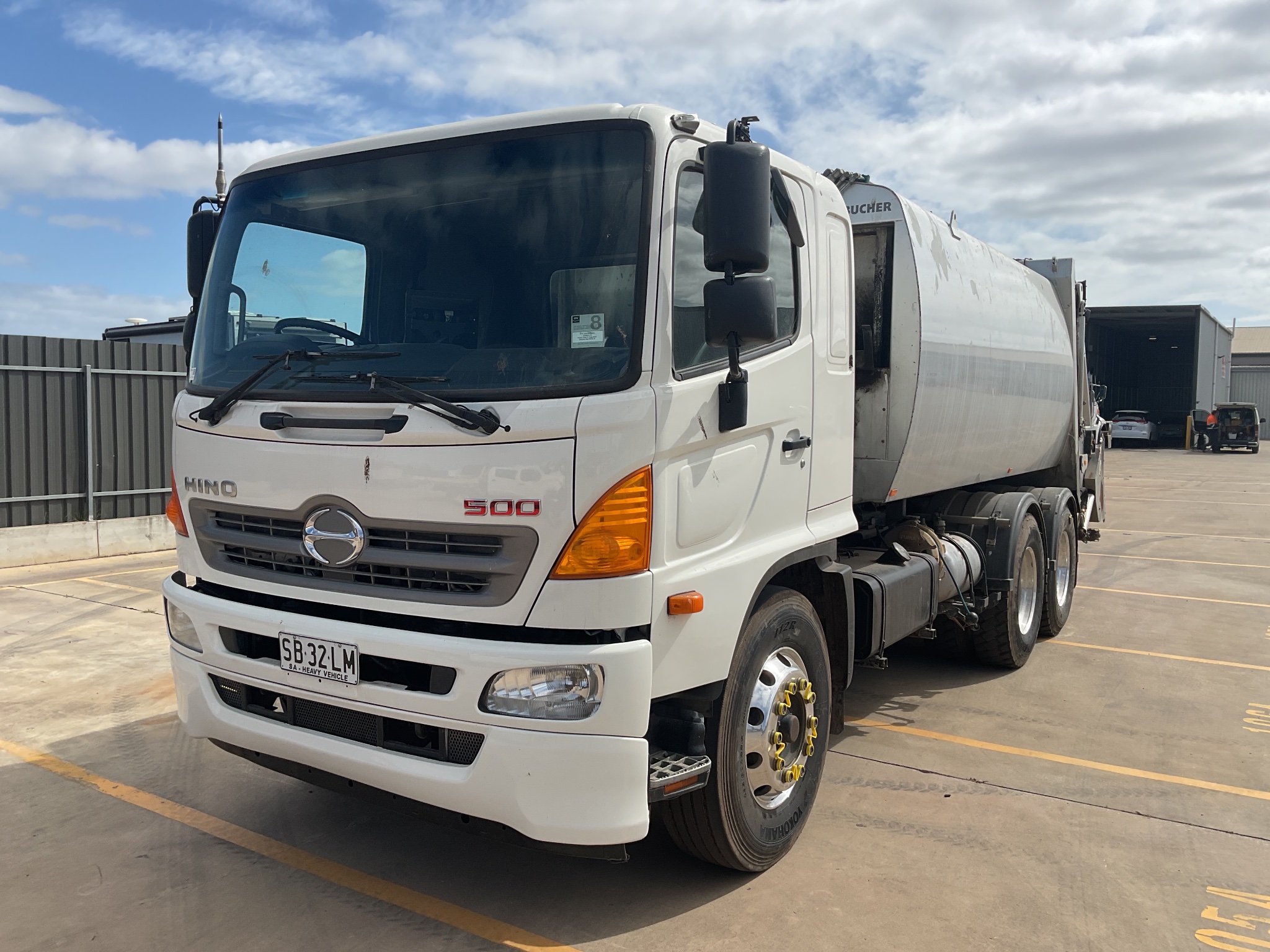 9 · 2016 Hino 500 500  6x4 Garbage