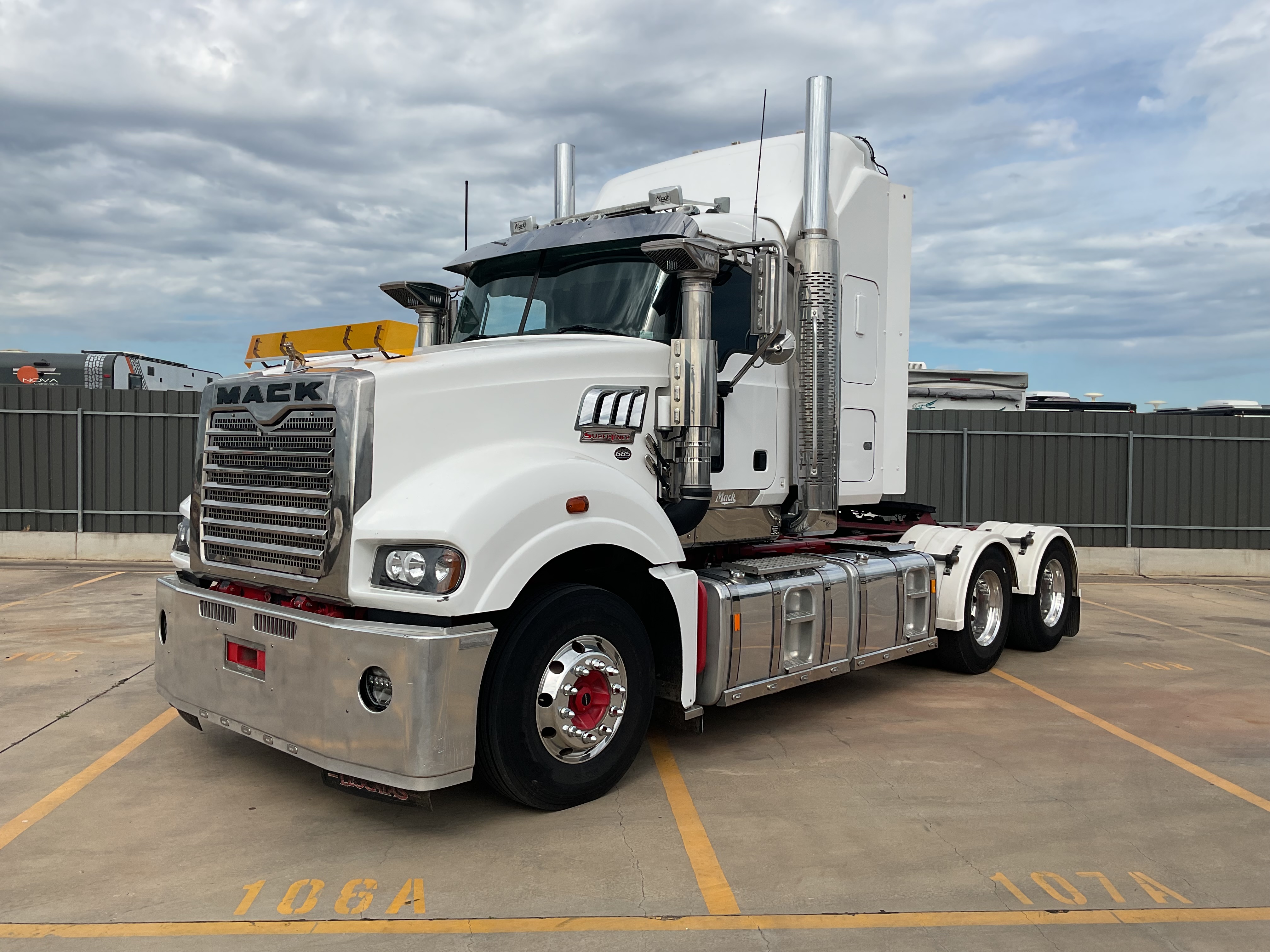 2017 Mack SuperLiner 6x4 Prime Mover (685hp)