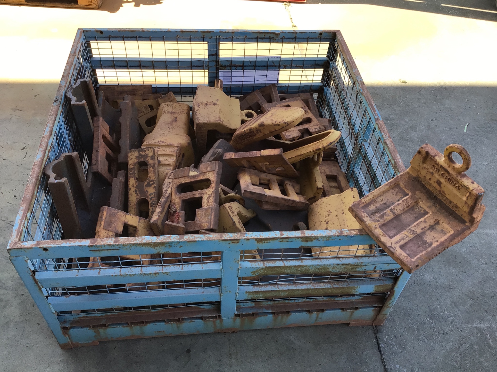 17 · Stillage With CAT Equipments Accessories