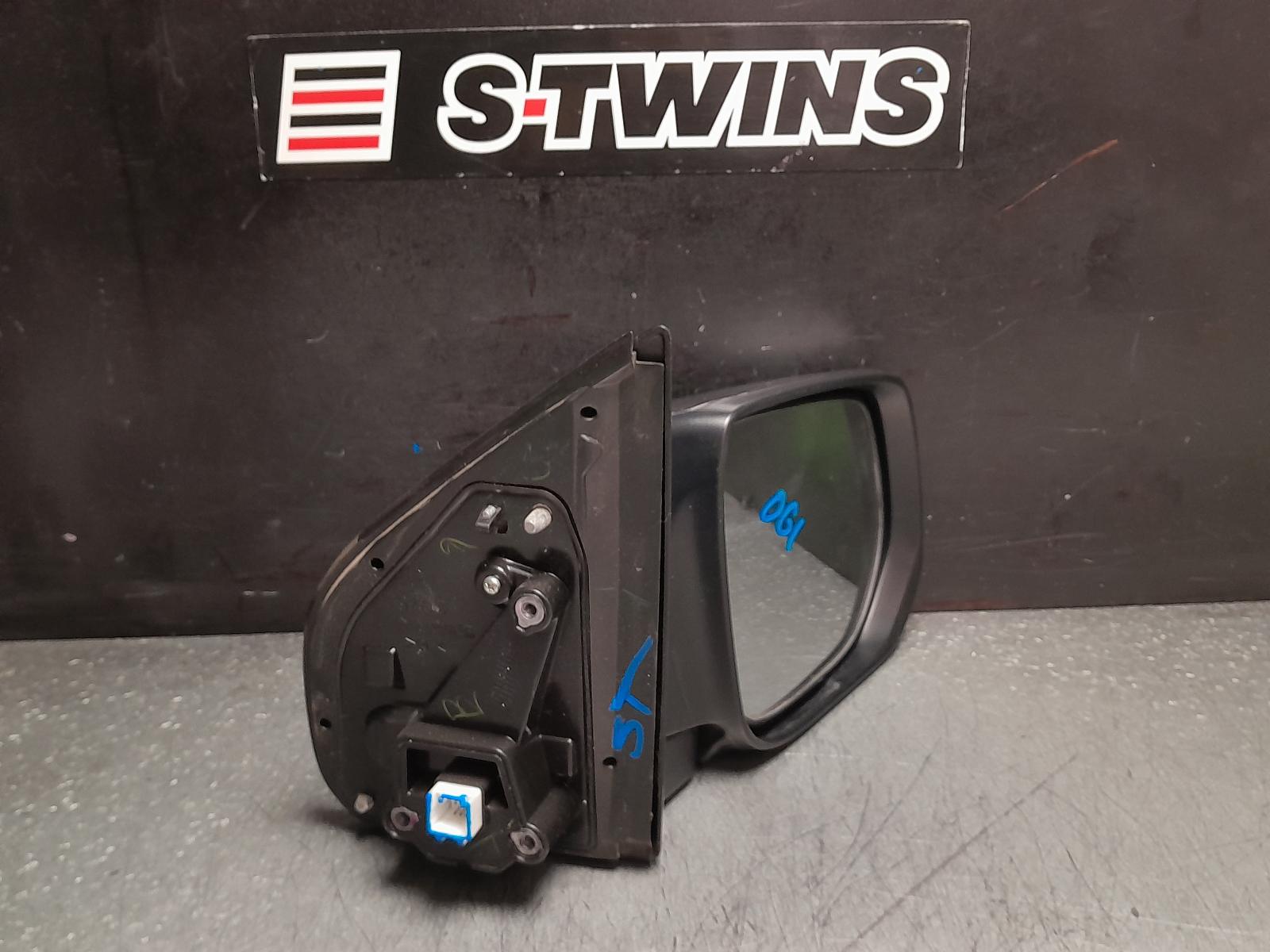 View Auto part Right Door Mirror Isuzu Dmax 2019