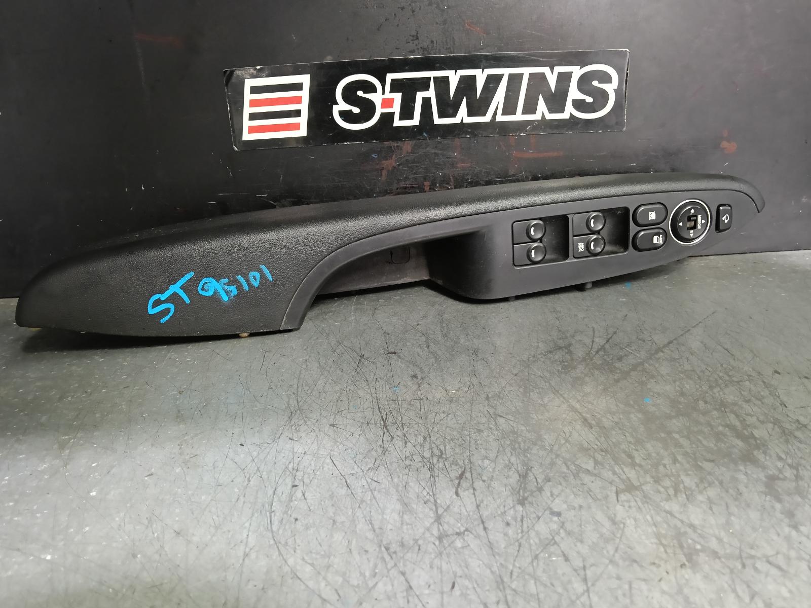 View Auto part Pwr Dr Wind Switch Hyundai I30 2011