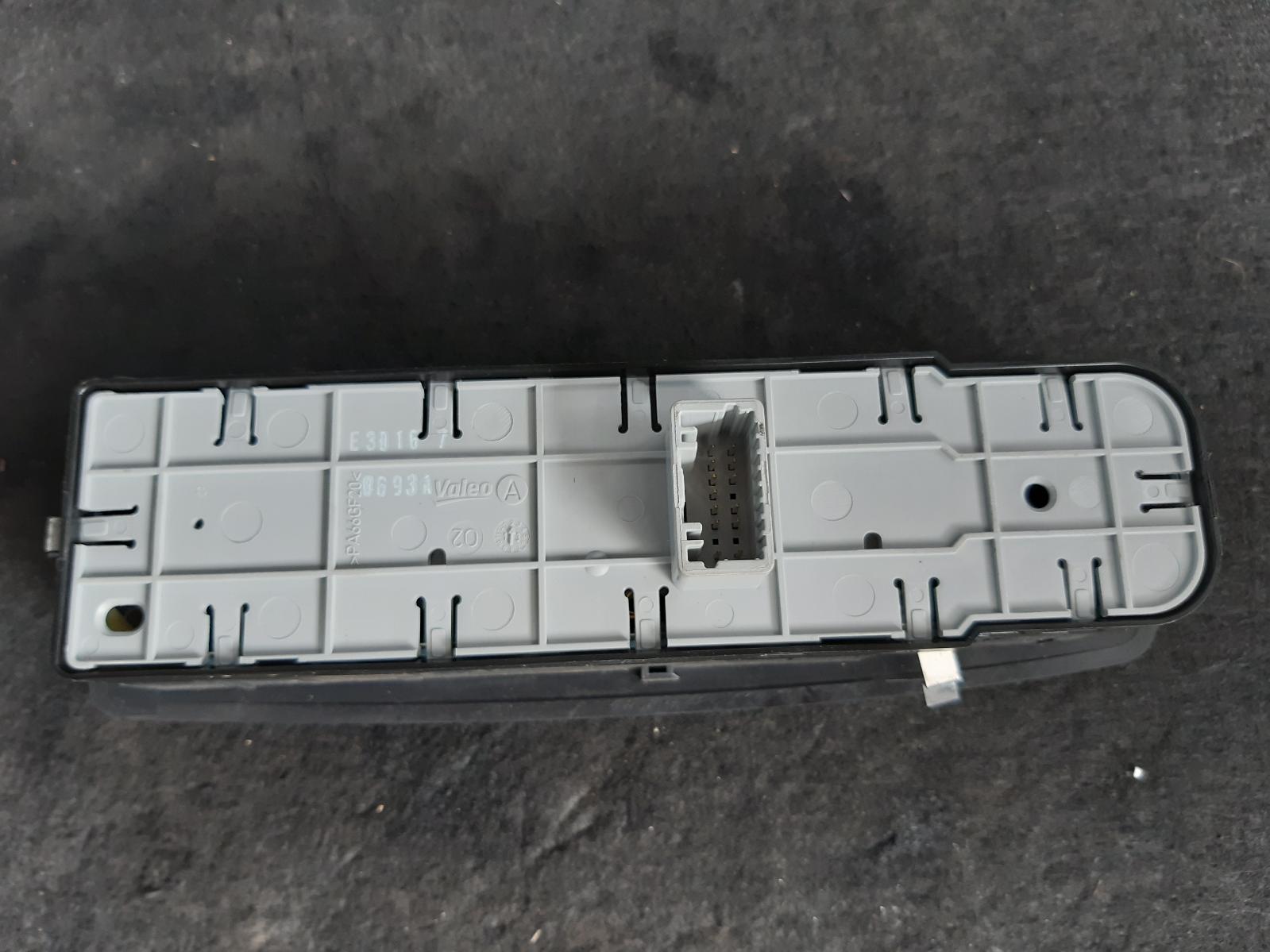 View Auto part Pwr Dr Wind Switch Renault Megane 2014